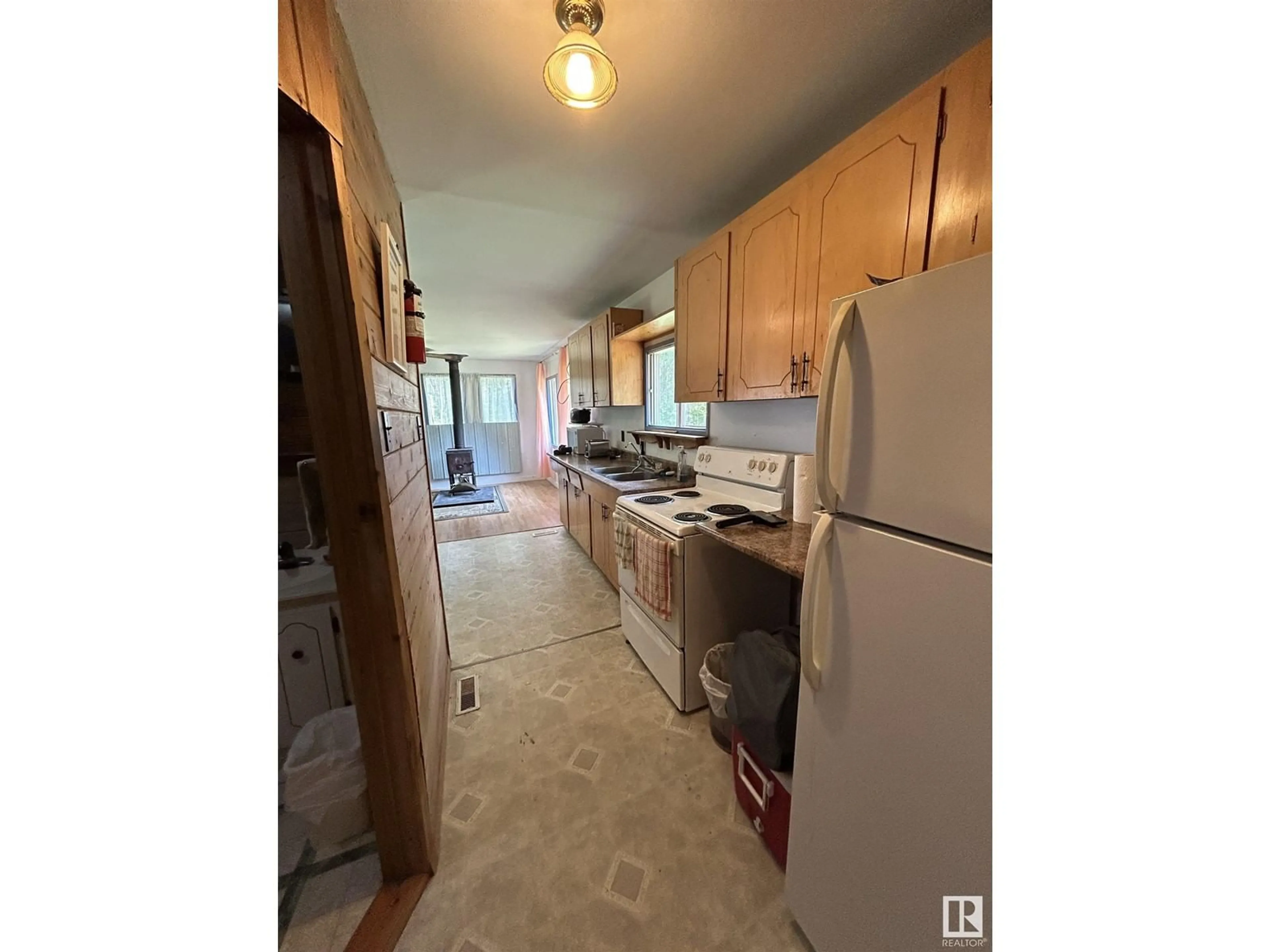 Standard kitchen, ceramic/tile floor for 54104 - 19 RR 35, Rural Lac Ste. Anne County Alberta T0E0A1