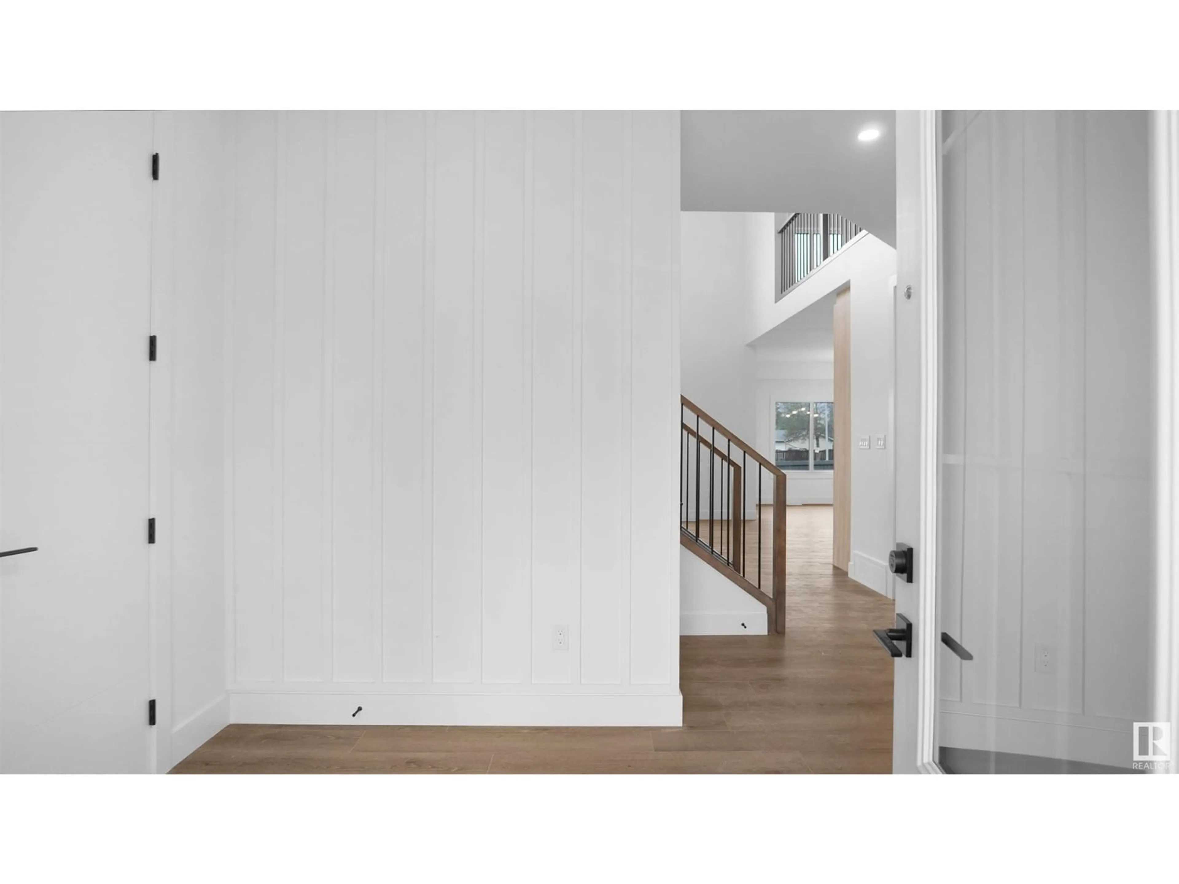Indoor entryway for 6187 CARR RD, Edmonton Alberta T5E6Y5