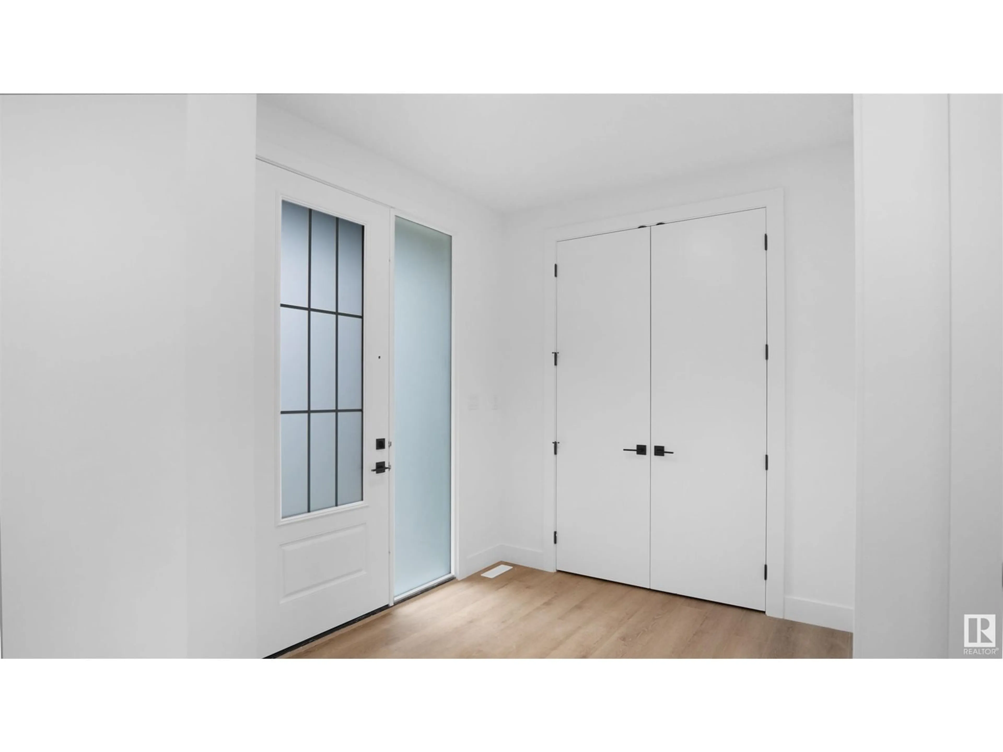 Indoor entryway for 6187 CARR RD, Edmonton Alberta T5E6Y5