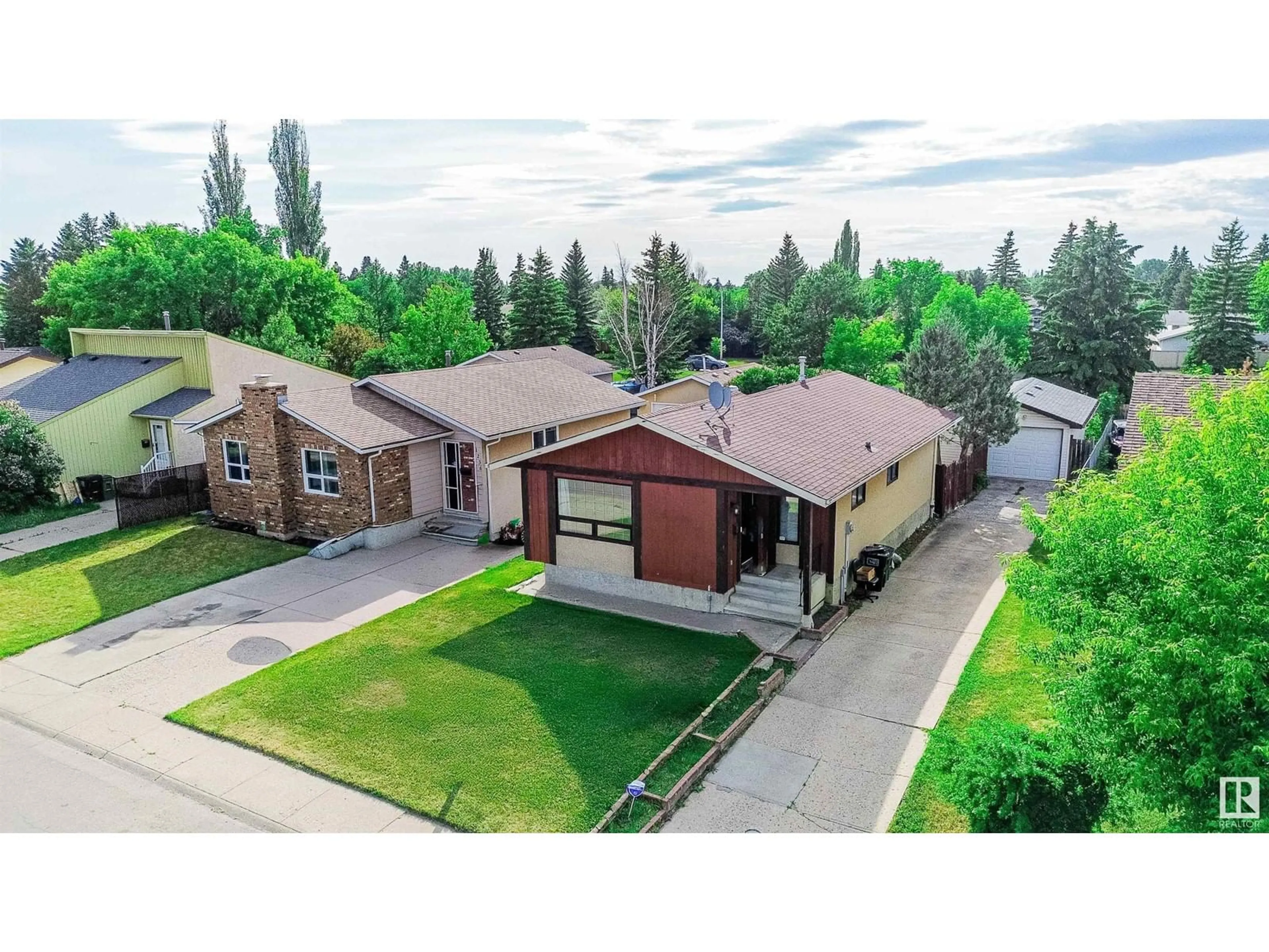A pic from outside/outdoor area/front of a property/back of a property/a pic from drone, street for NW - 1240 65 ST, Edmonton Alberta T6L2E7