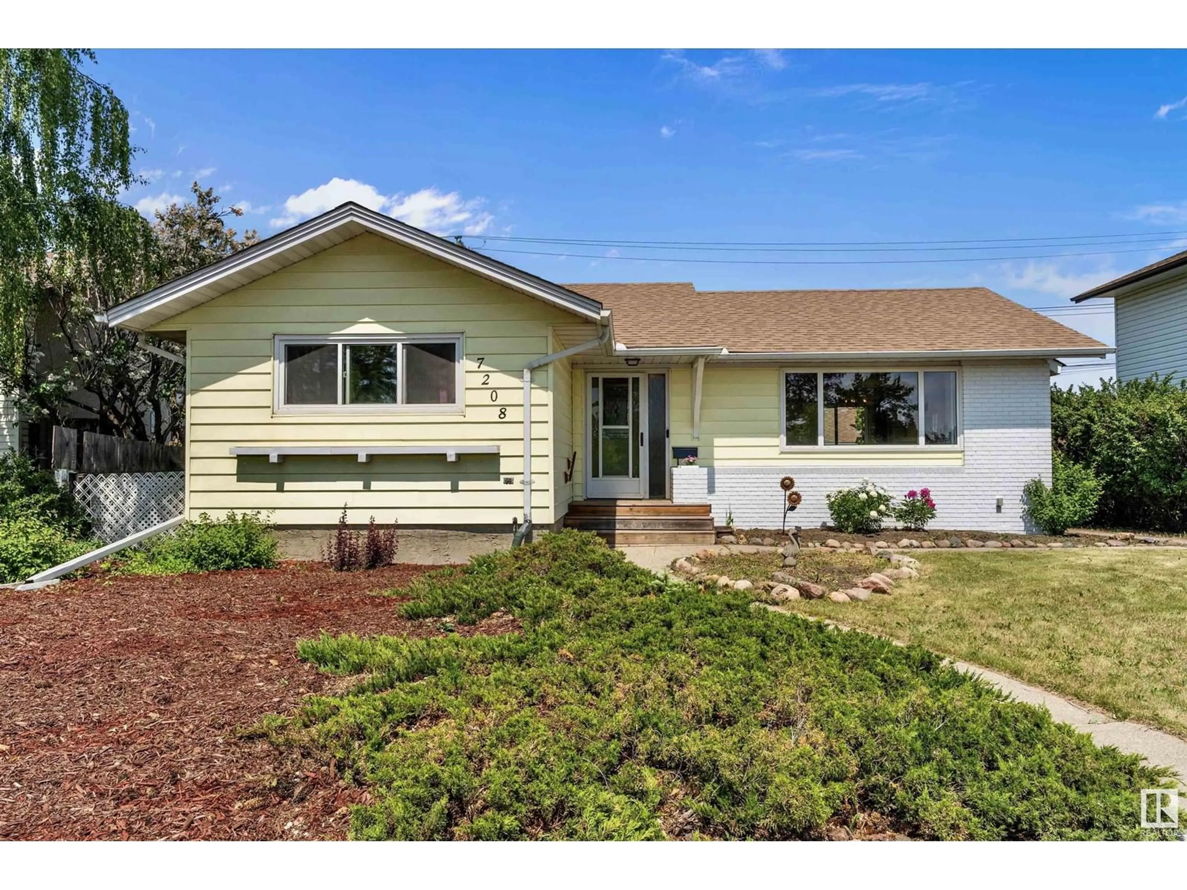 Home with vinyl exterior material, street for NW - 7208 94B AV, Edmonton Alberta T6B0Z9