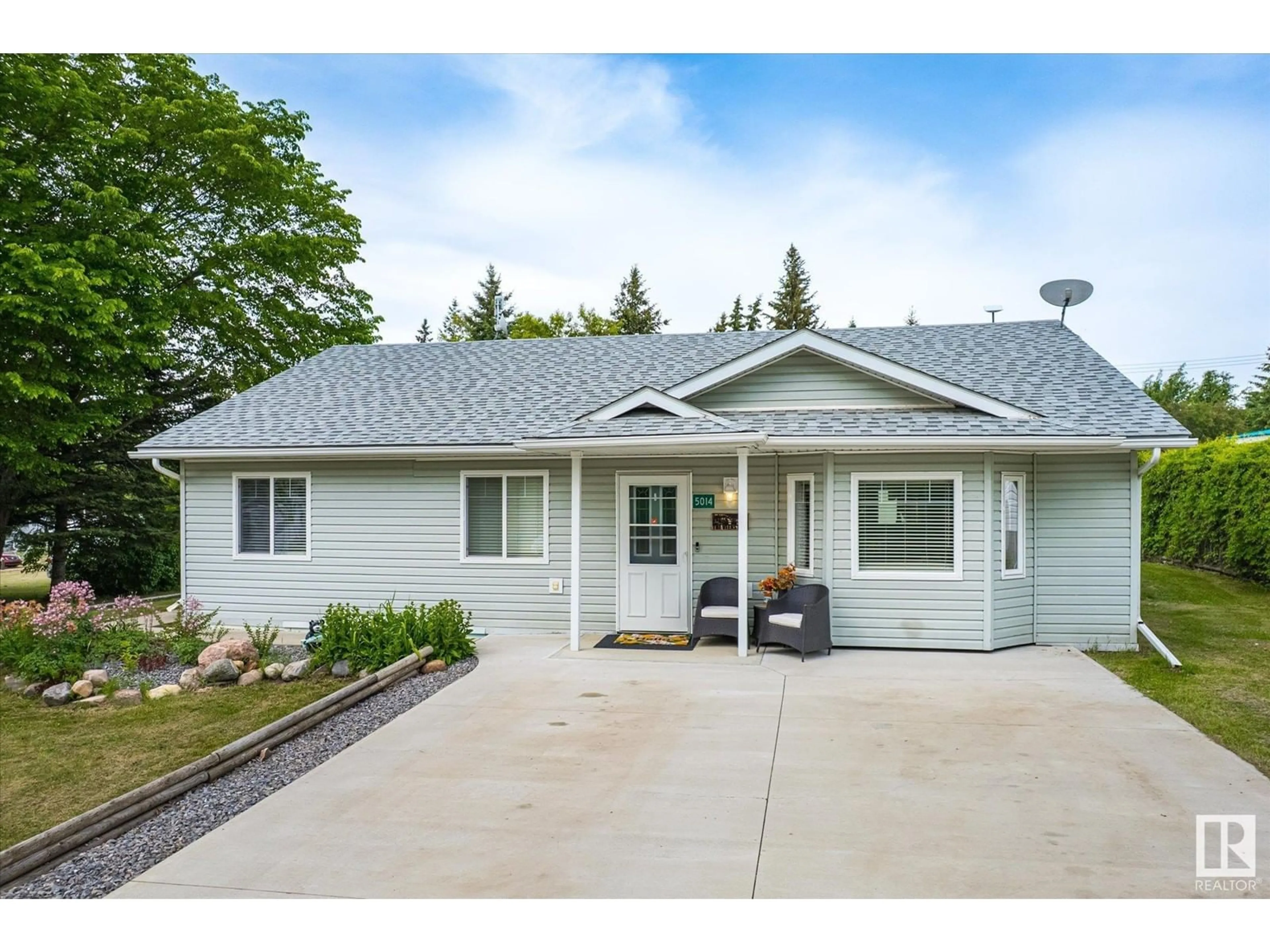 Home with vinyl exterior material, street for 5014 51 AV, Jarvie Alberta T0G1H0