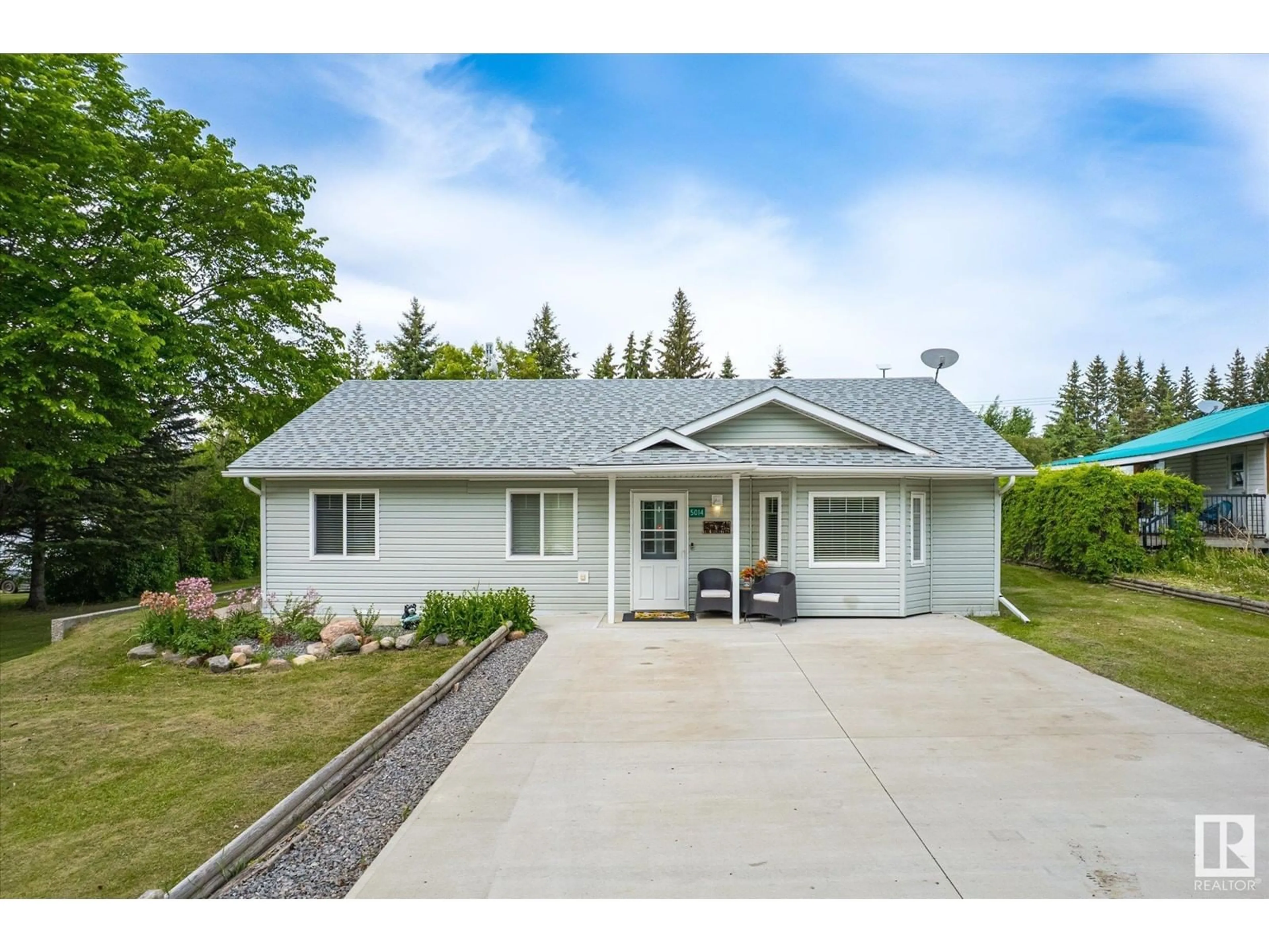 Home with vinyl exterior material, street for 5014 51 AV, Jarvie Alberta T0G1H0