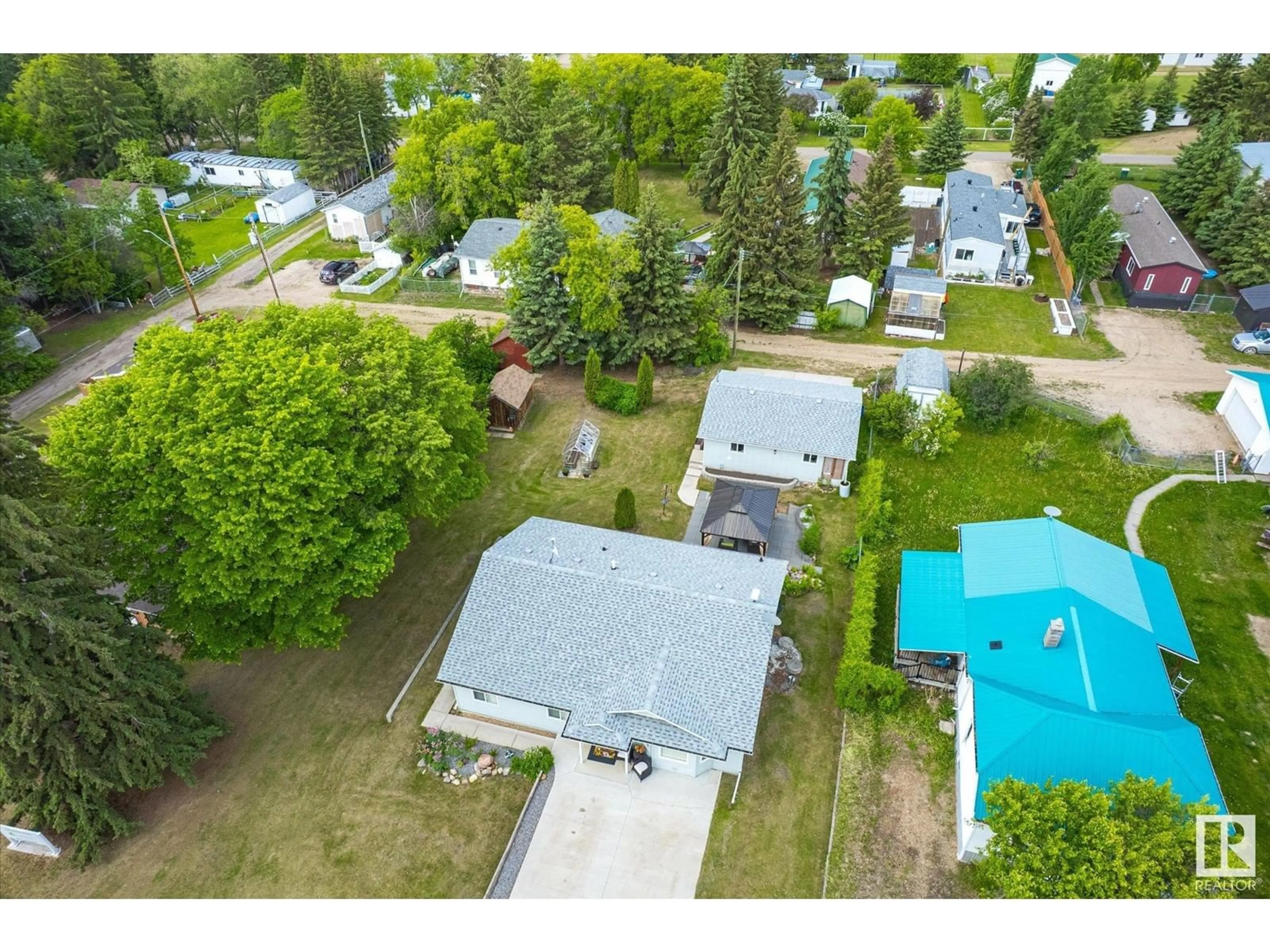 A pic from outside/outdoor area/front of a property/back of a property/a pic from drone, street for 5014 51 AV, Jarvie Alberta T0G1H0