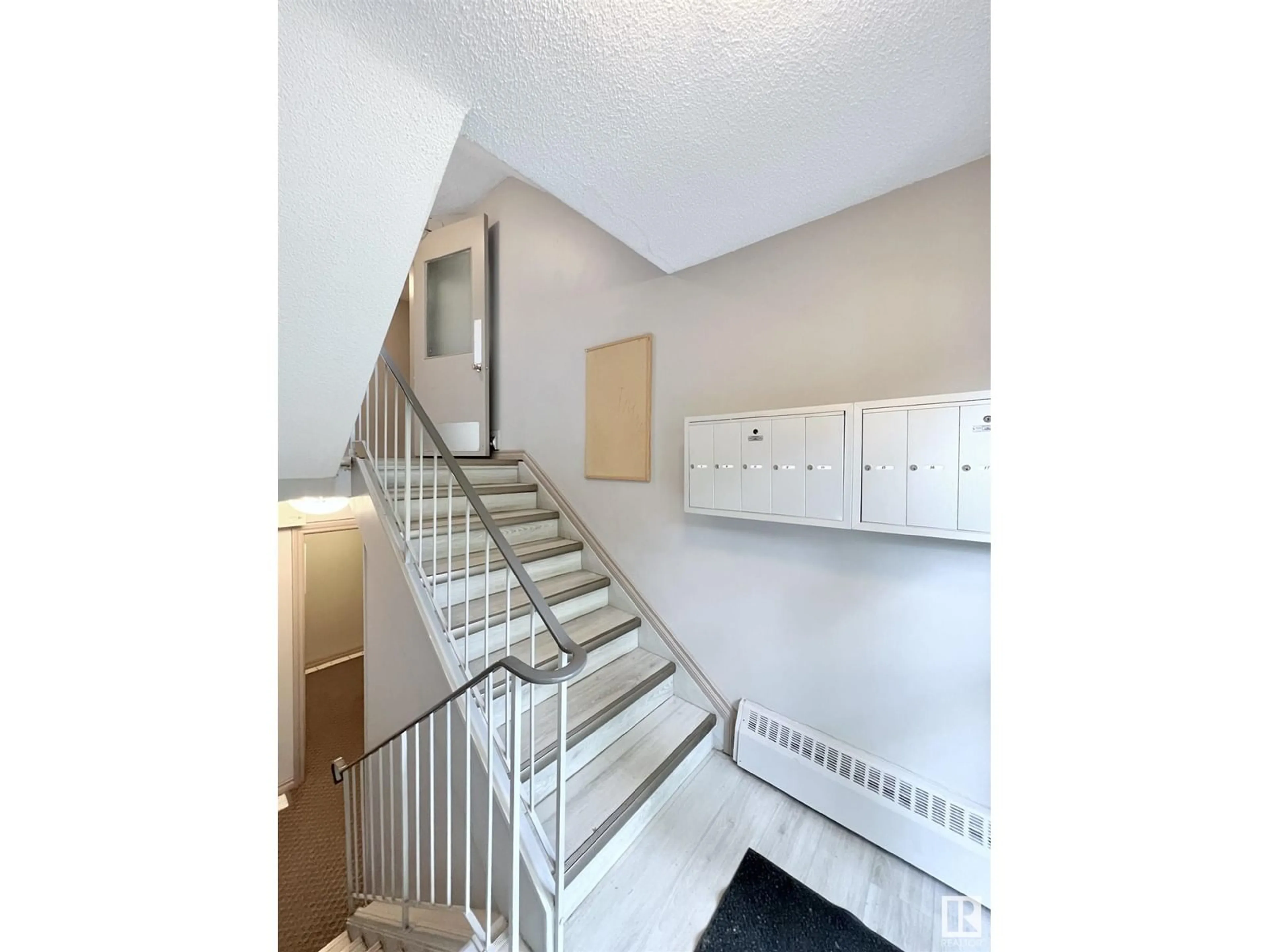Stairs for 16 - 10620 122 ST NW, Edmonton Alberta T5N1M8