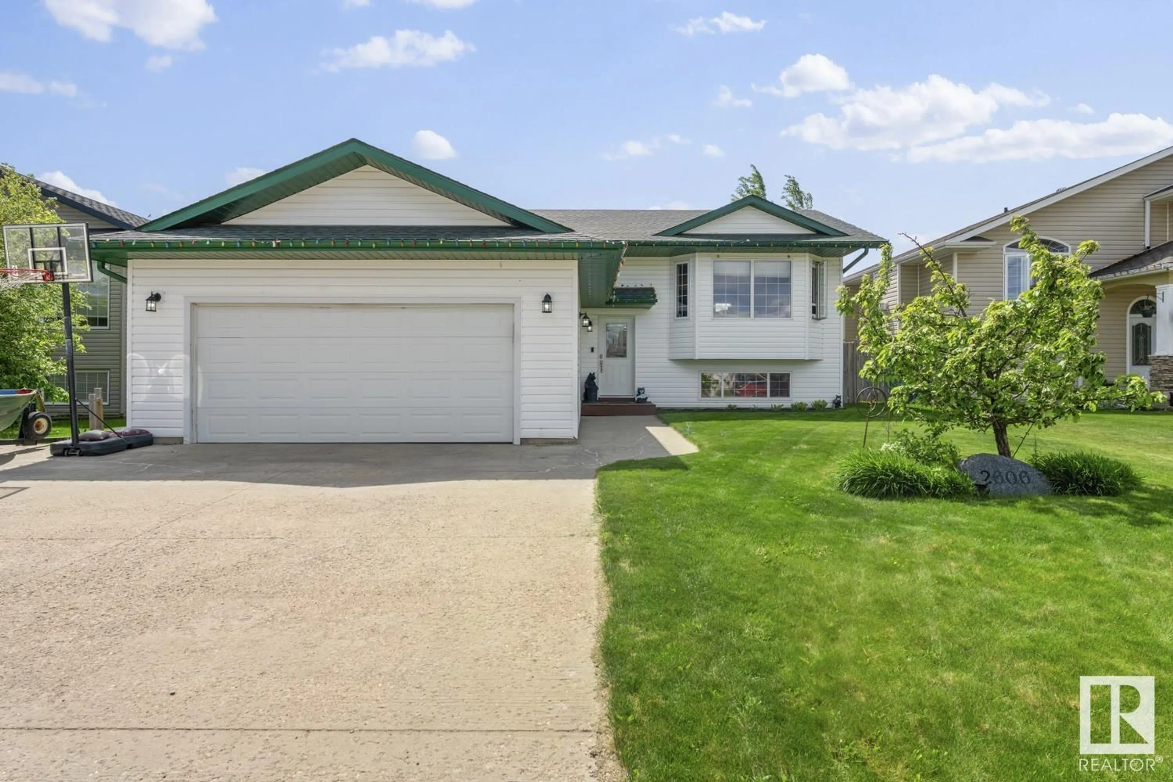 Home with vinyl exterior material, street for 2606 6 AV, Cold Lake Alberta T9N2C7