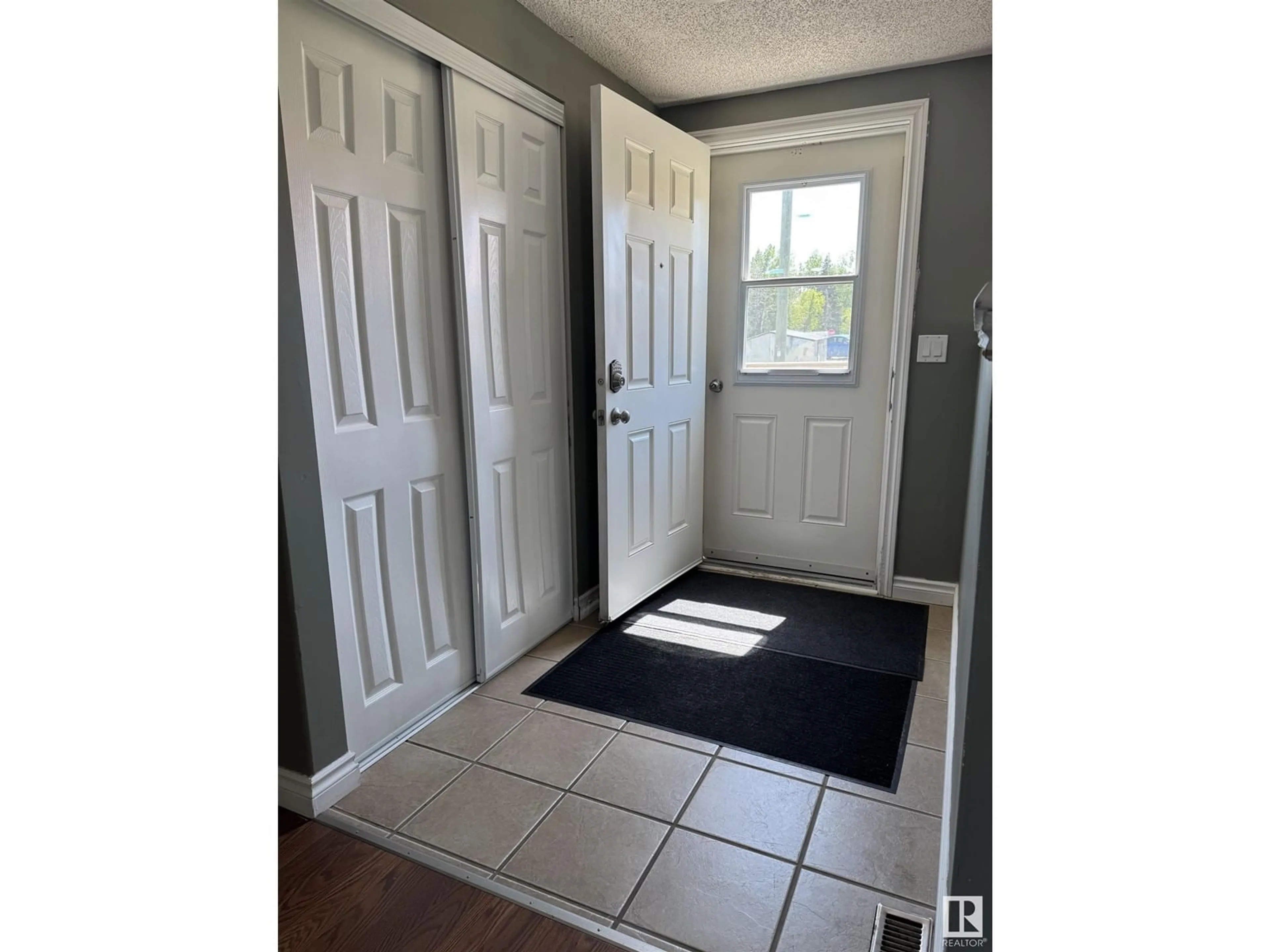 Indoor entryway for 5006 49 ST, Rocky Rapids Alberta T0E1Z0