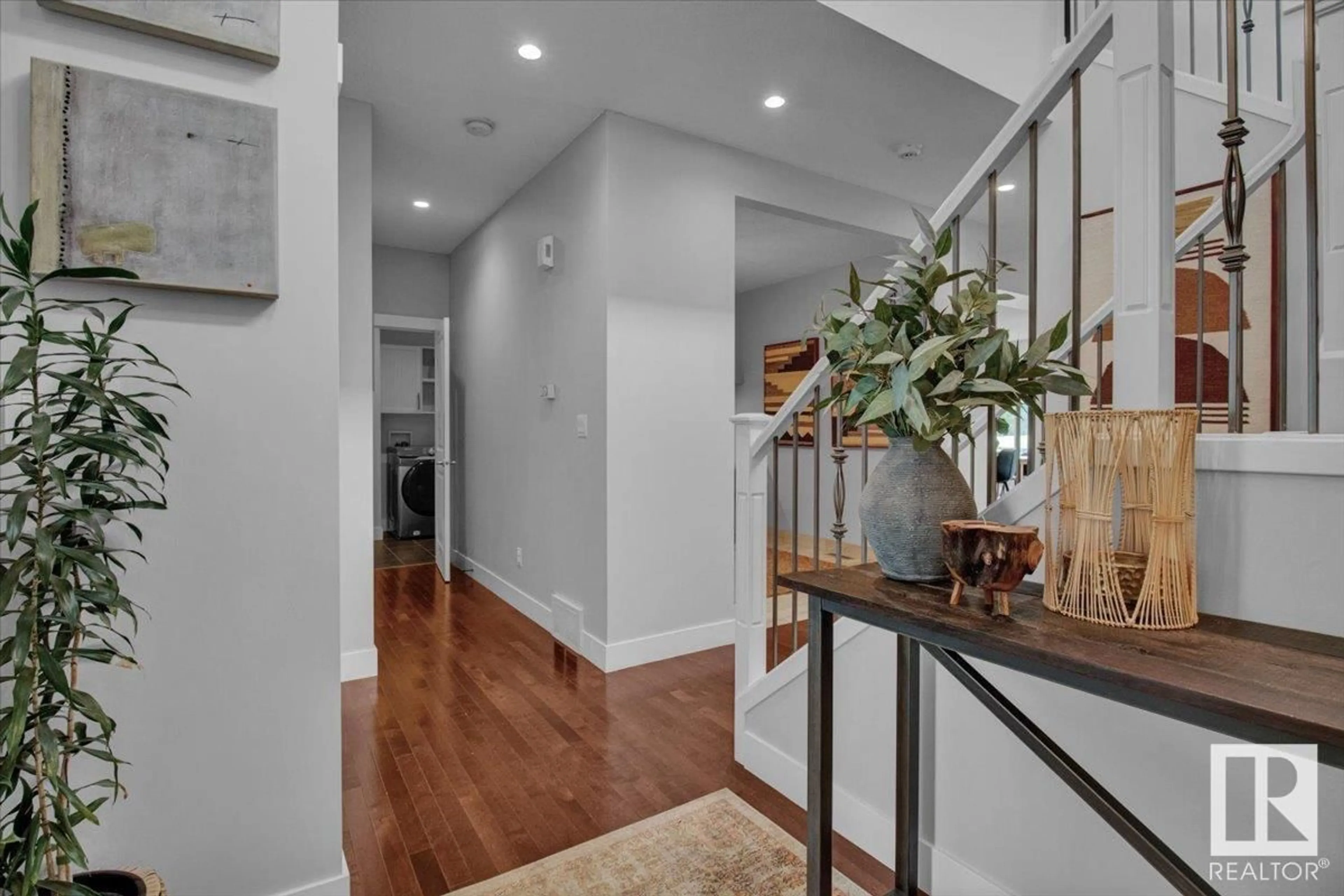 Indoor entryway for 21941 94A AV, Edmonton Alberta T5T1N1