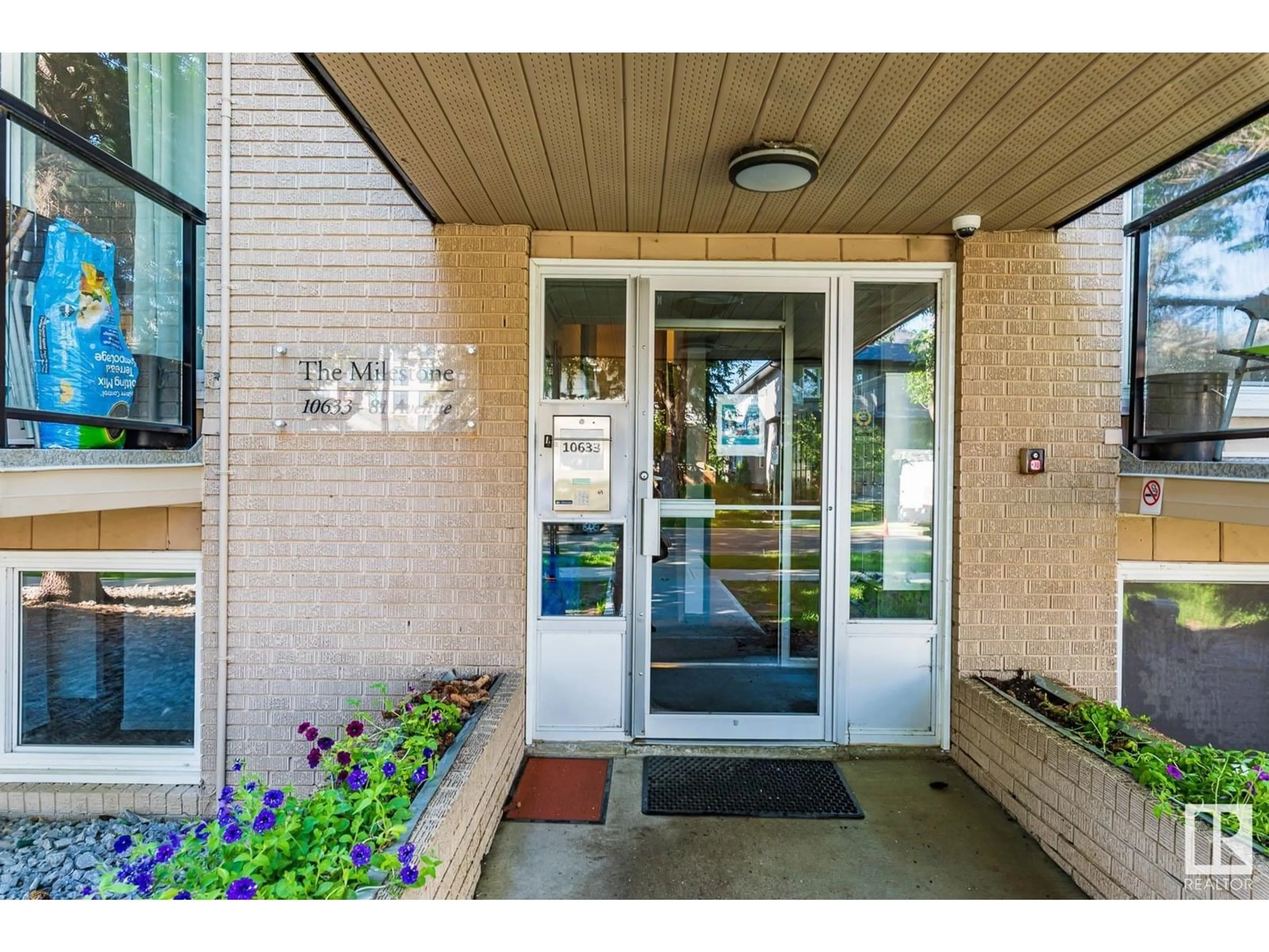 Indoor entryway for #204 - 10633 81 AV, Edmonton Alberta T6E1Y1