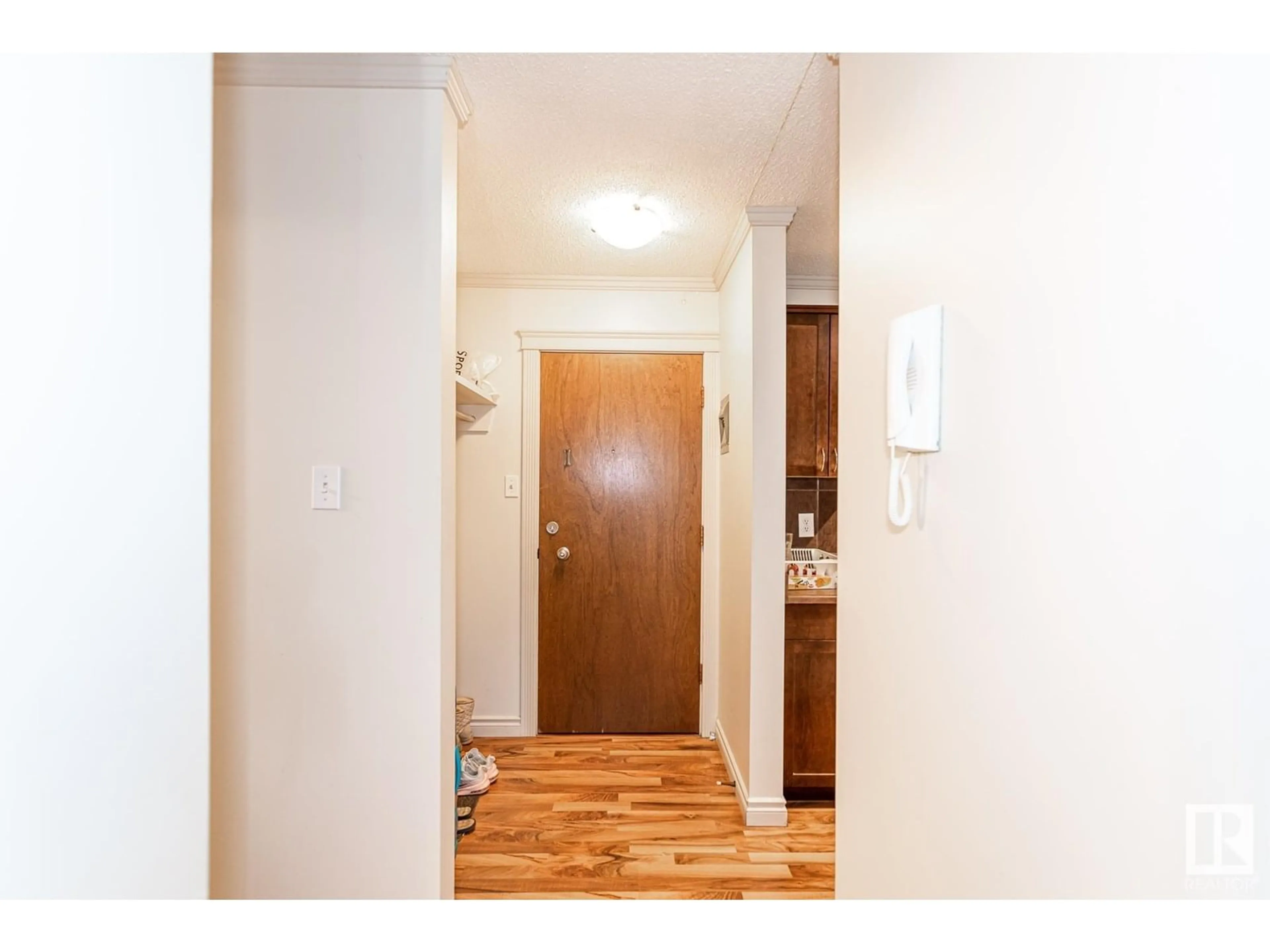 Indoor entryway for #204 - 10633 81 AV, Edmonton Alberta T6E1Y1