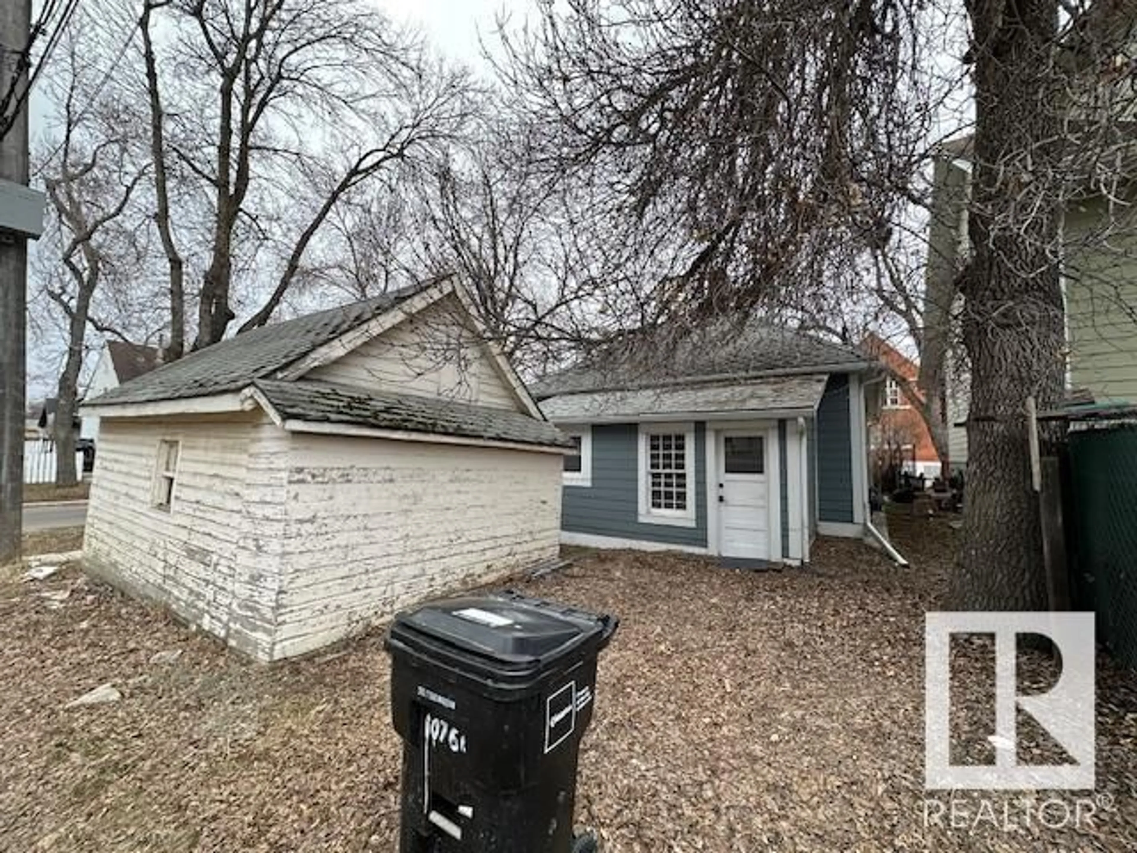 A pic from outside/outdoor area/front of a property/back of a property/a pic from drone, street for 10803 93 ST, Edmonton Alberta T5H1Y7
