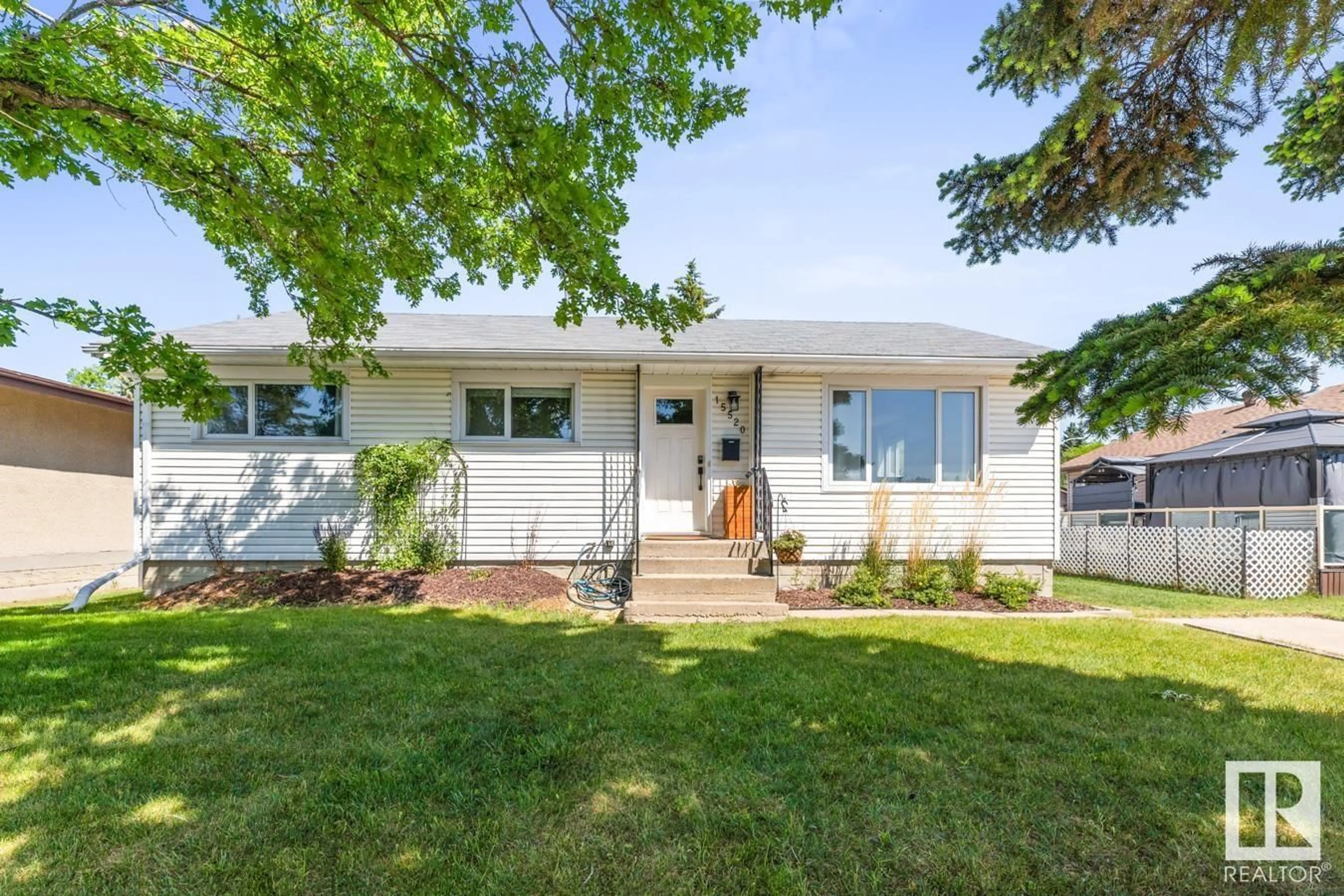 Home with vinyl exterior material, street for 15520 91 AV, Edmonton Alberta T5R4Z9