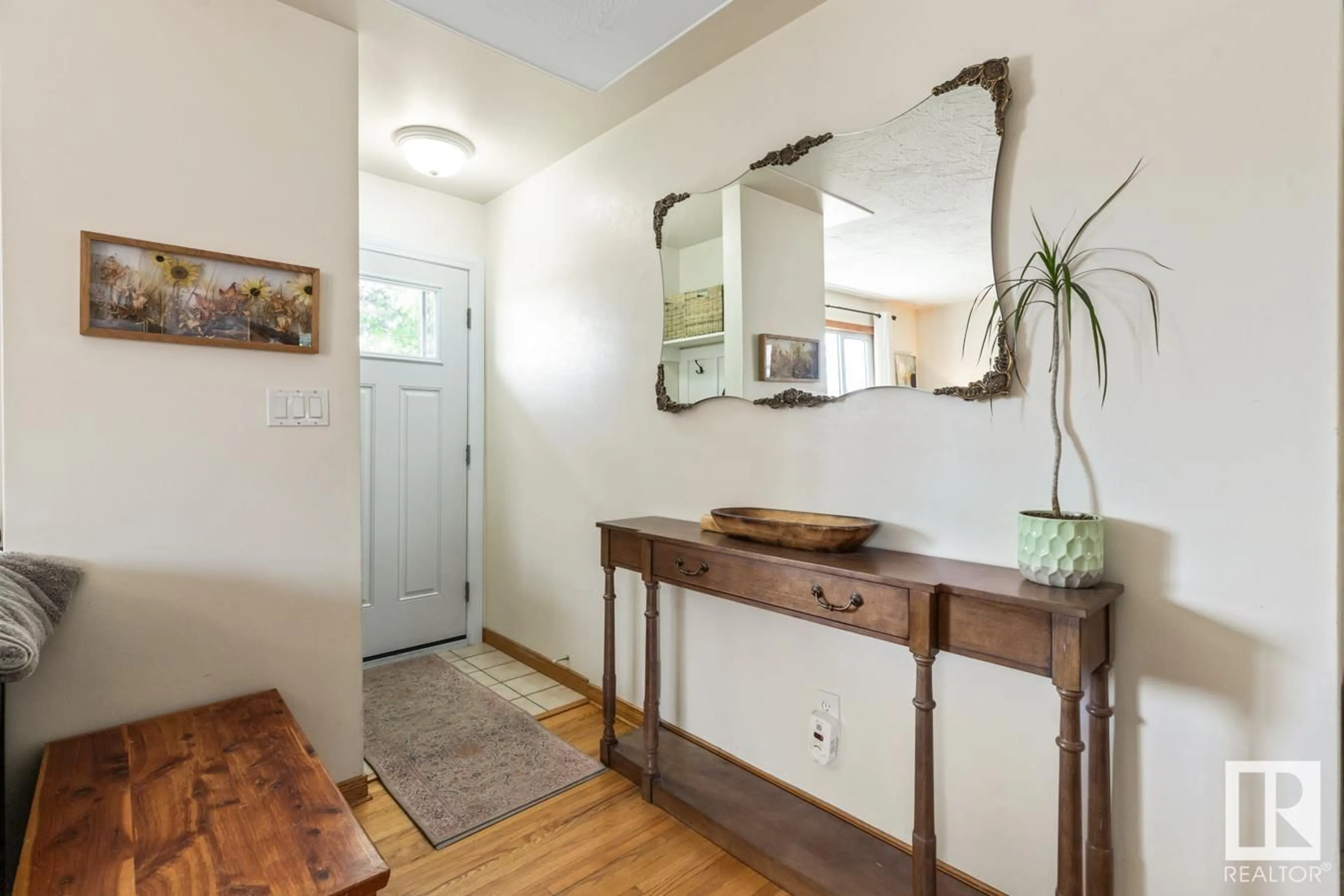 Indoor entryway for 15520 91 AV, Edmonton Alberta T5R4Z9