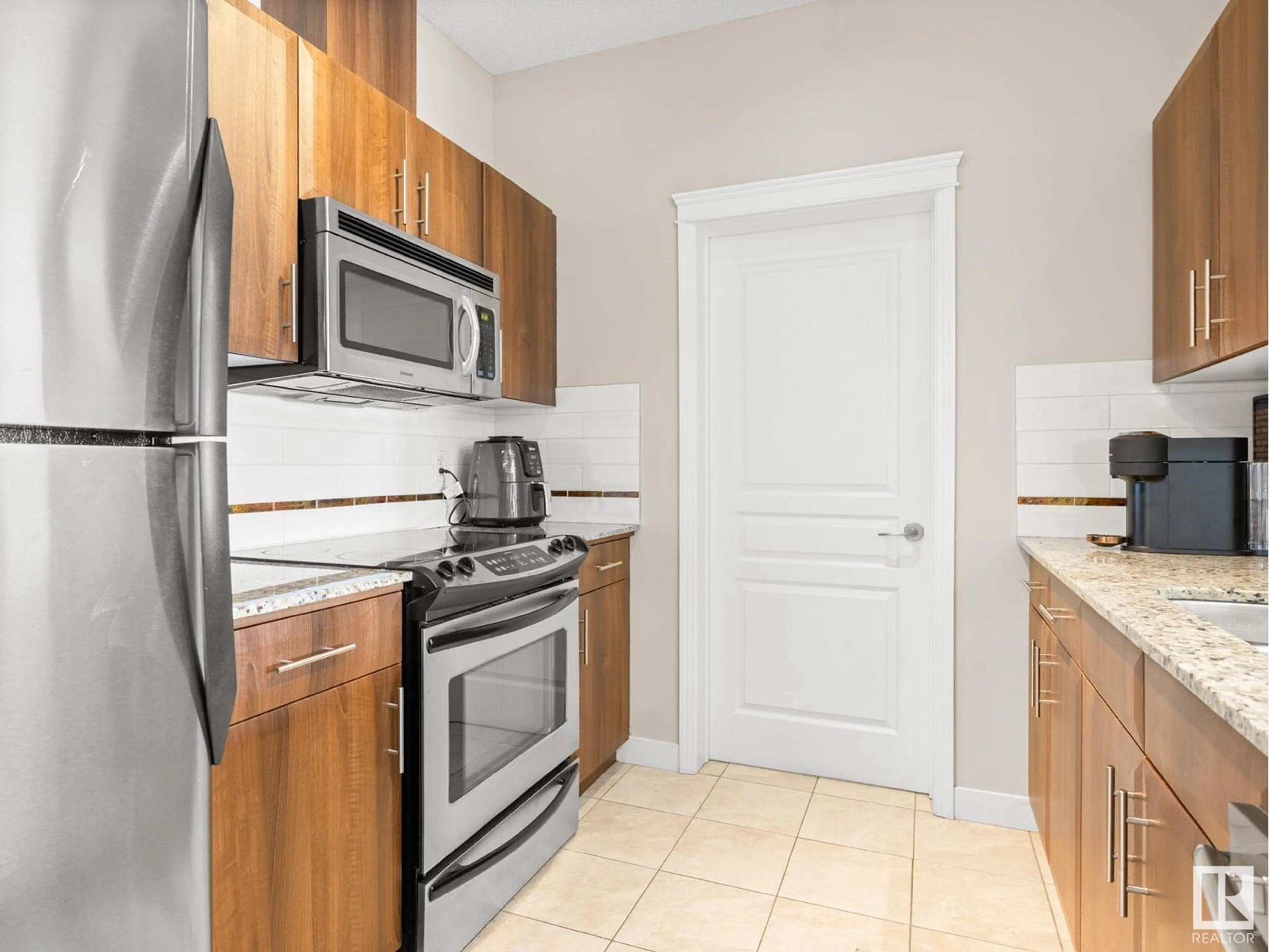 Standard kitchen, unknown for 421 10333 112 ST NW, Edmonton Alberta T5K0B4