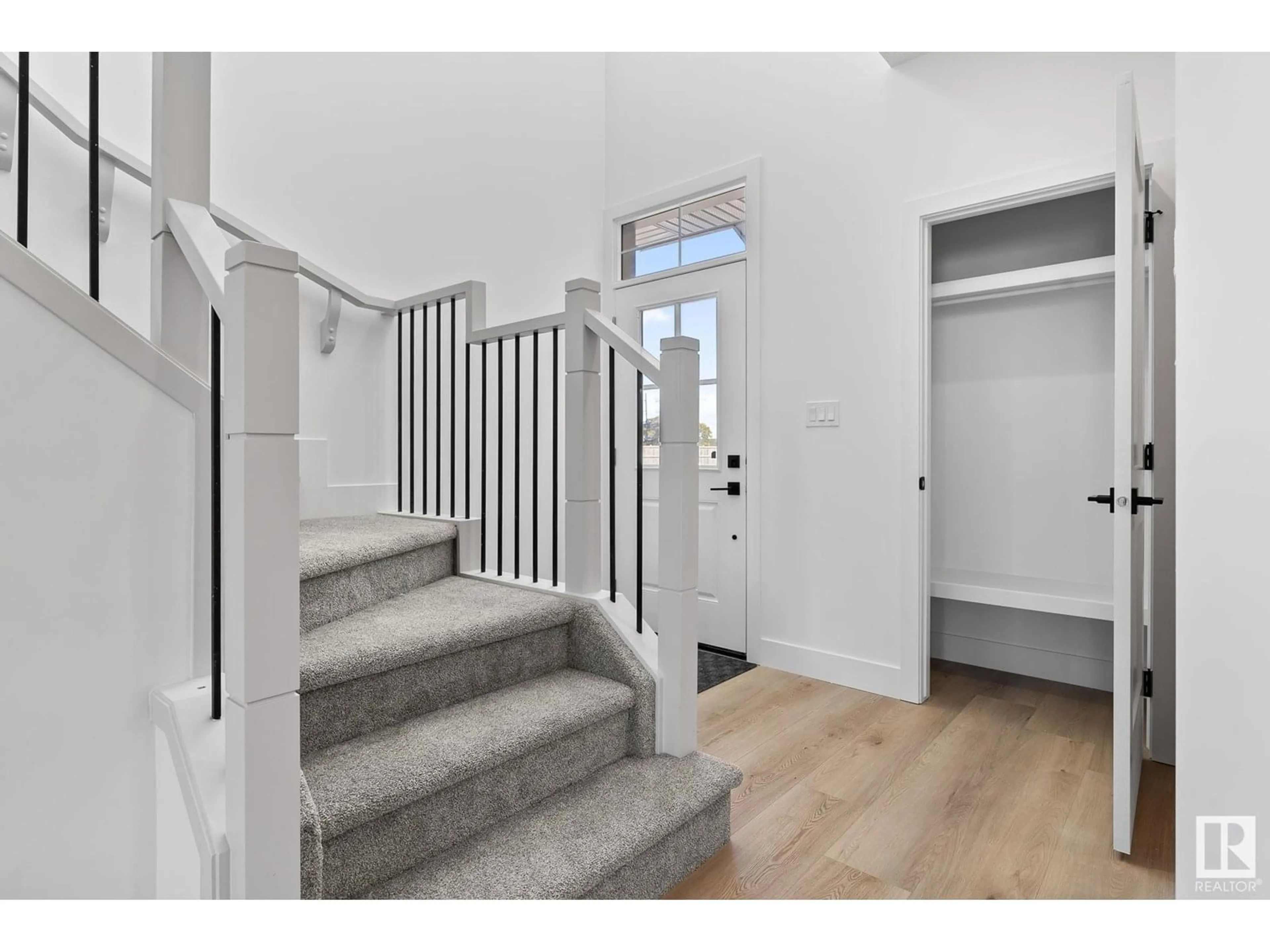Indoor entryway for 324 32 AV, Edmonton Alberta T6T2K2