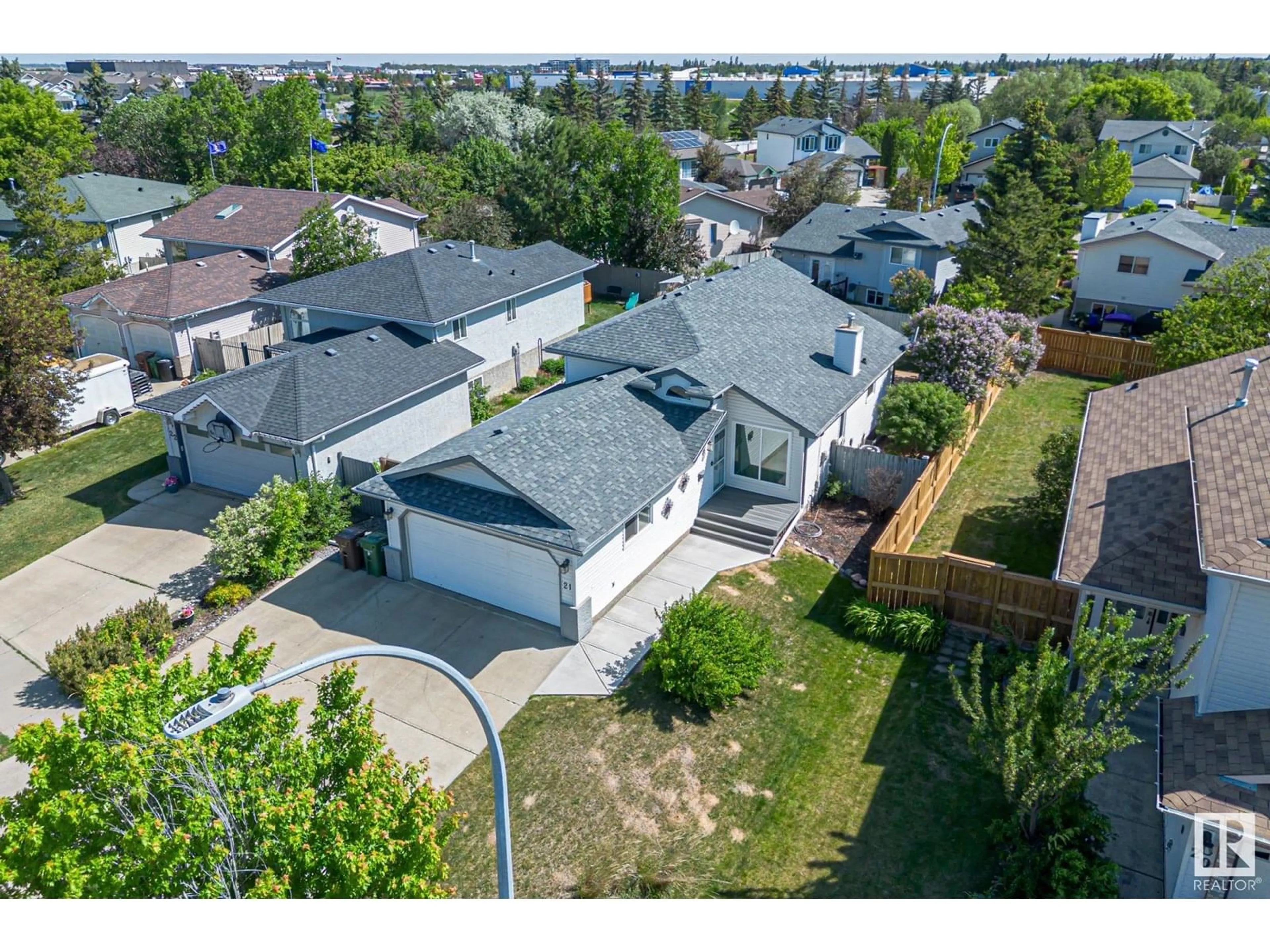 A pic from outside/outdoor area/front of a property/back of a property/a pic from drone, street for 21 DUNDAS PL, St. Albert Alberta T8N6C9