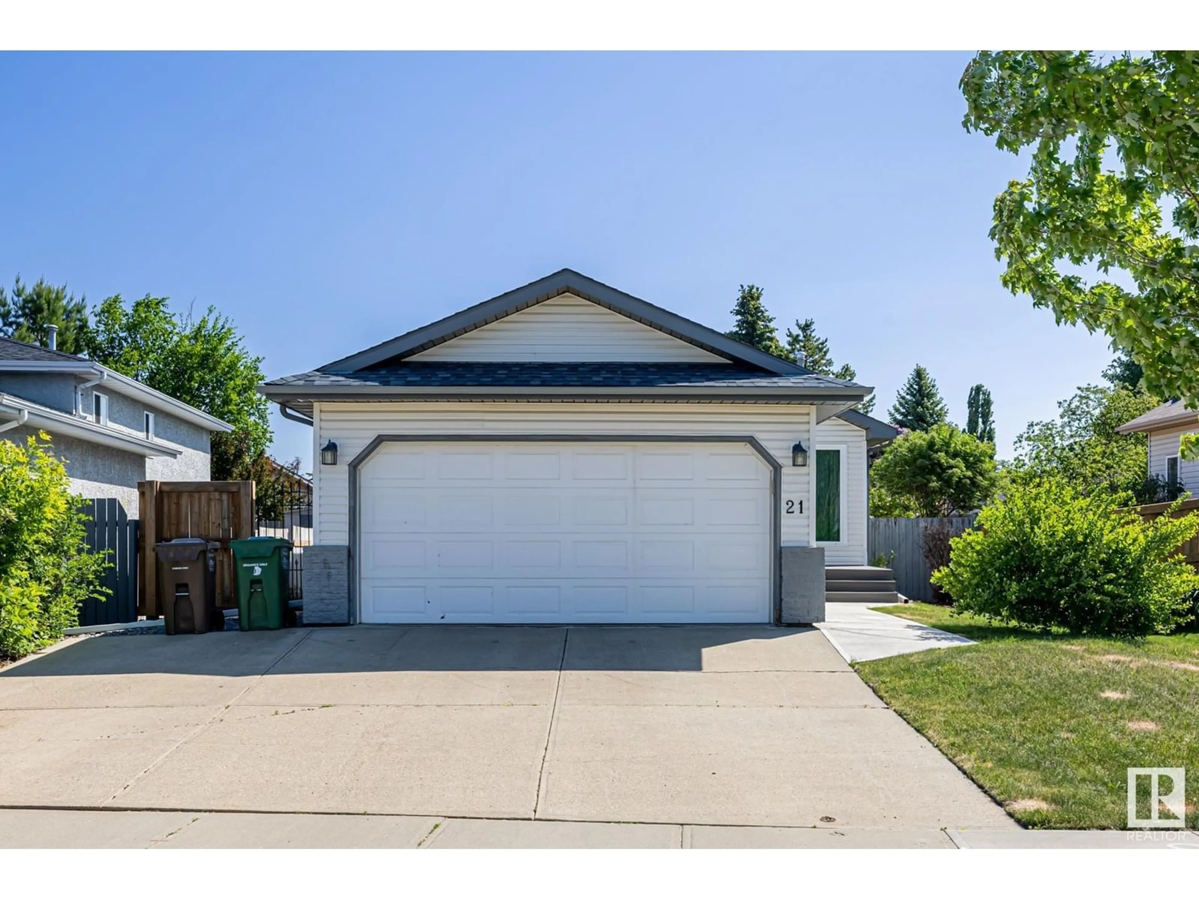Home with vinyl exterior material, street for 21 DUNDAS PL, St. Albert Alberta T8N6C9