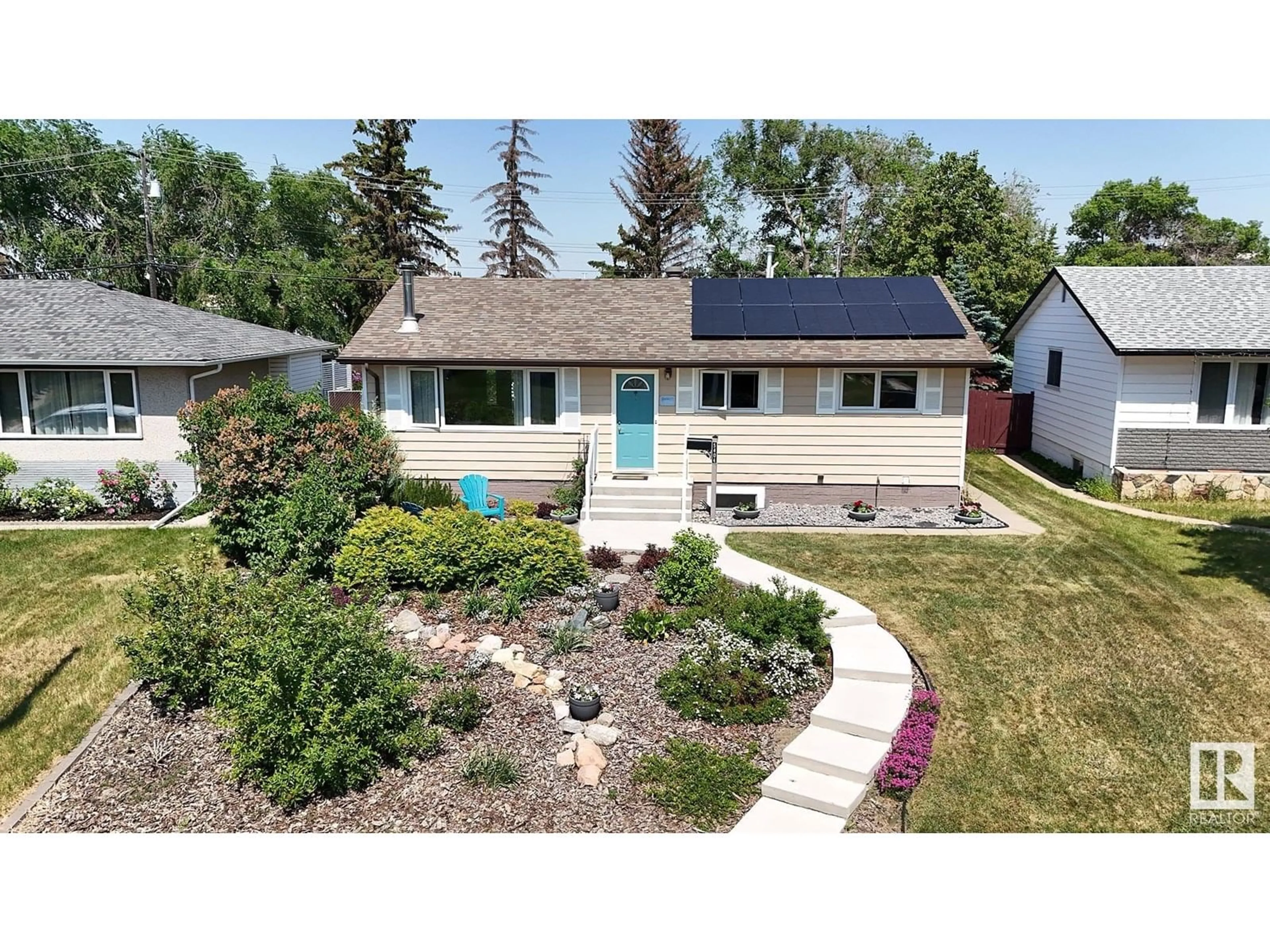 A pic from outside/outdoor area/front of a property/back of a property/a pic from drone, street for 5404 97A AV, Edmonton Alberta T6B1E1