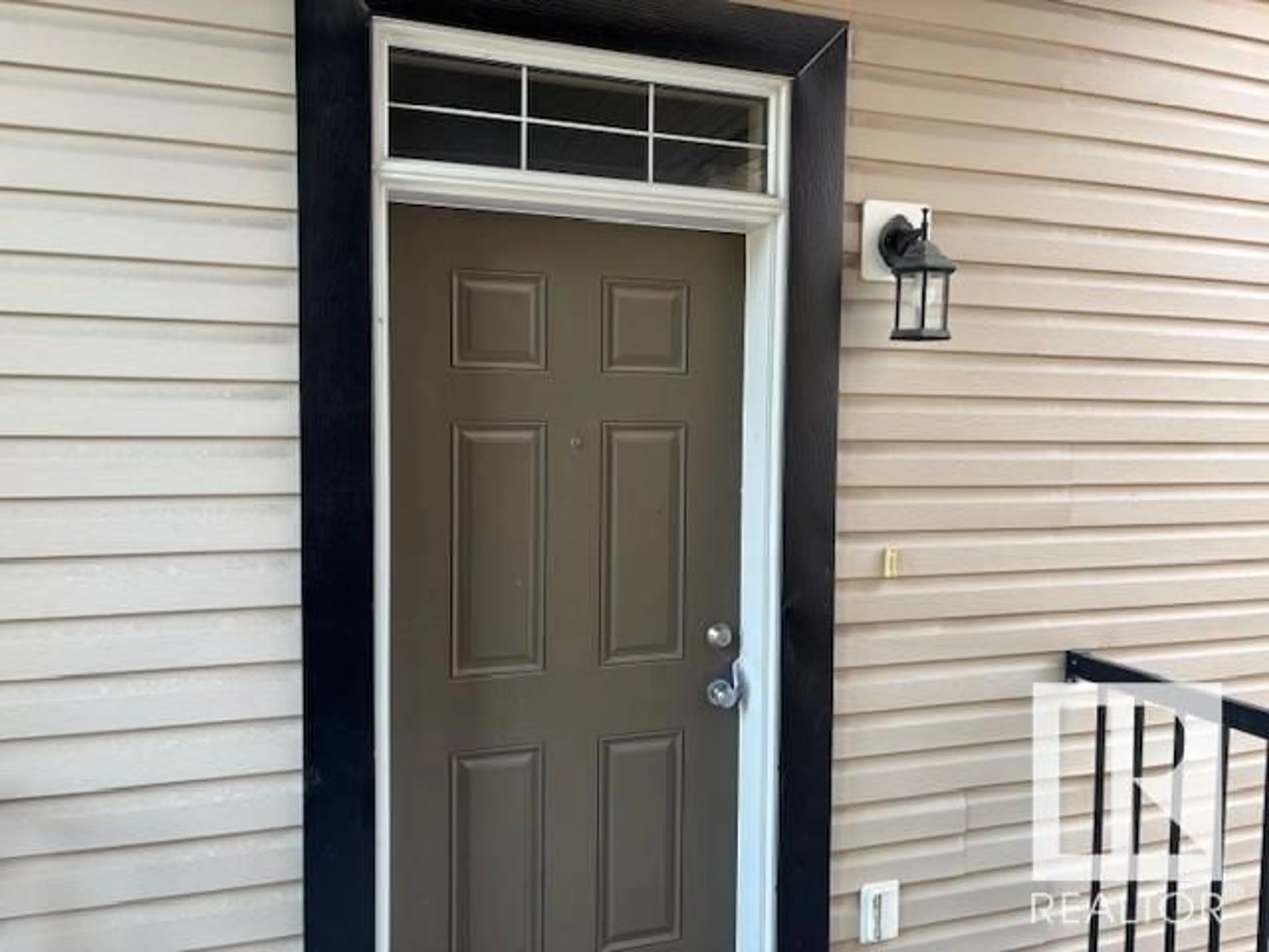 Indoor entryway for 1650 - 51 TOWNE CENTER BV, Edmonton Alberta T6R0C5