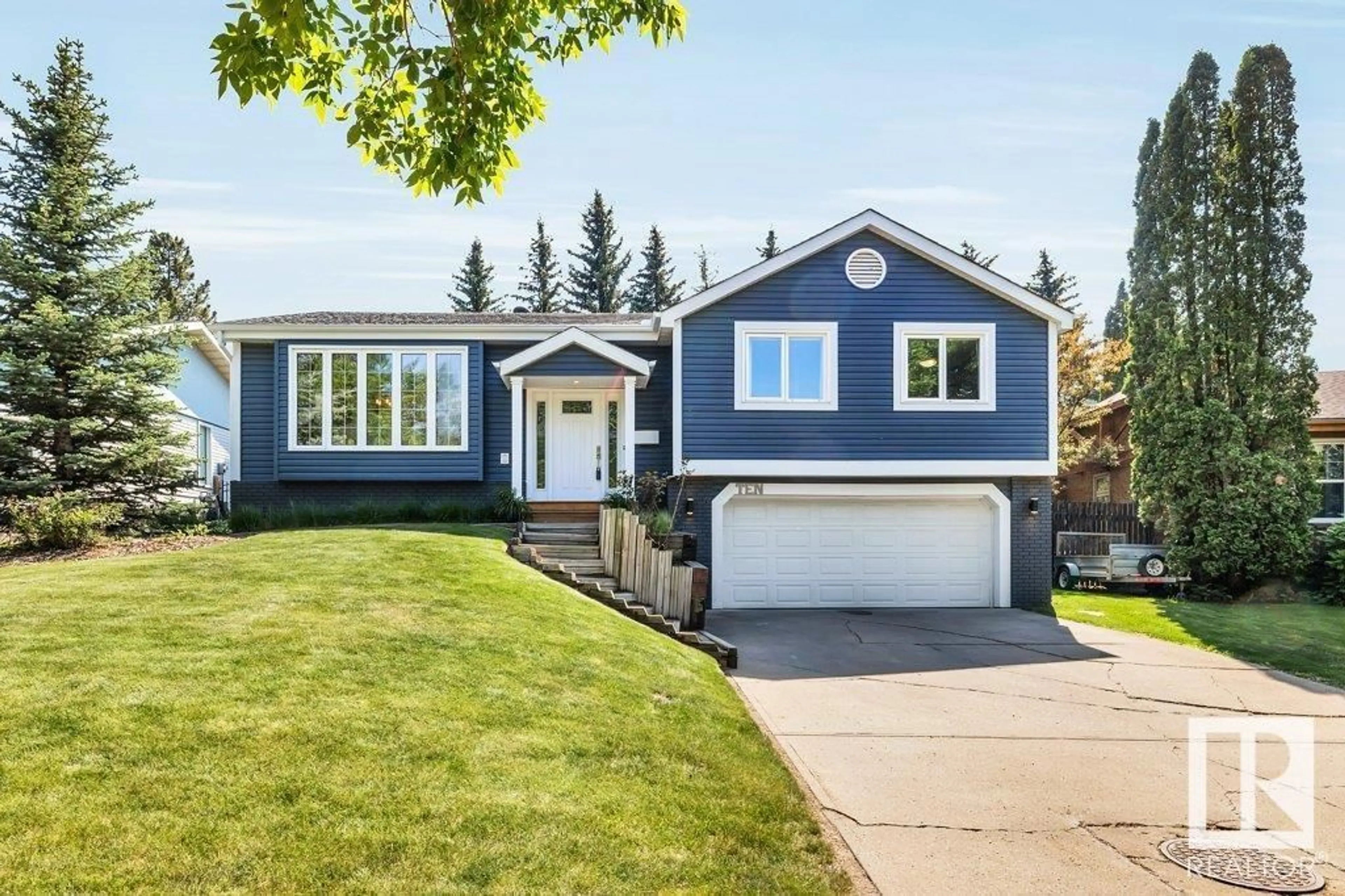 Home with vinyl exterior material, street for 10 WEDGEWOOD PL, St. Albert Alberta T8N3H7