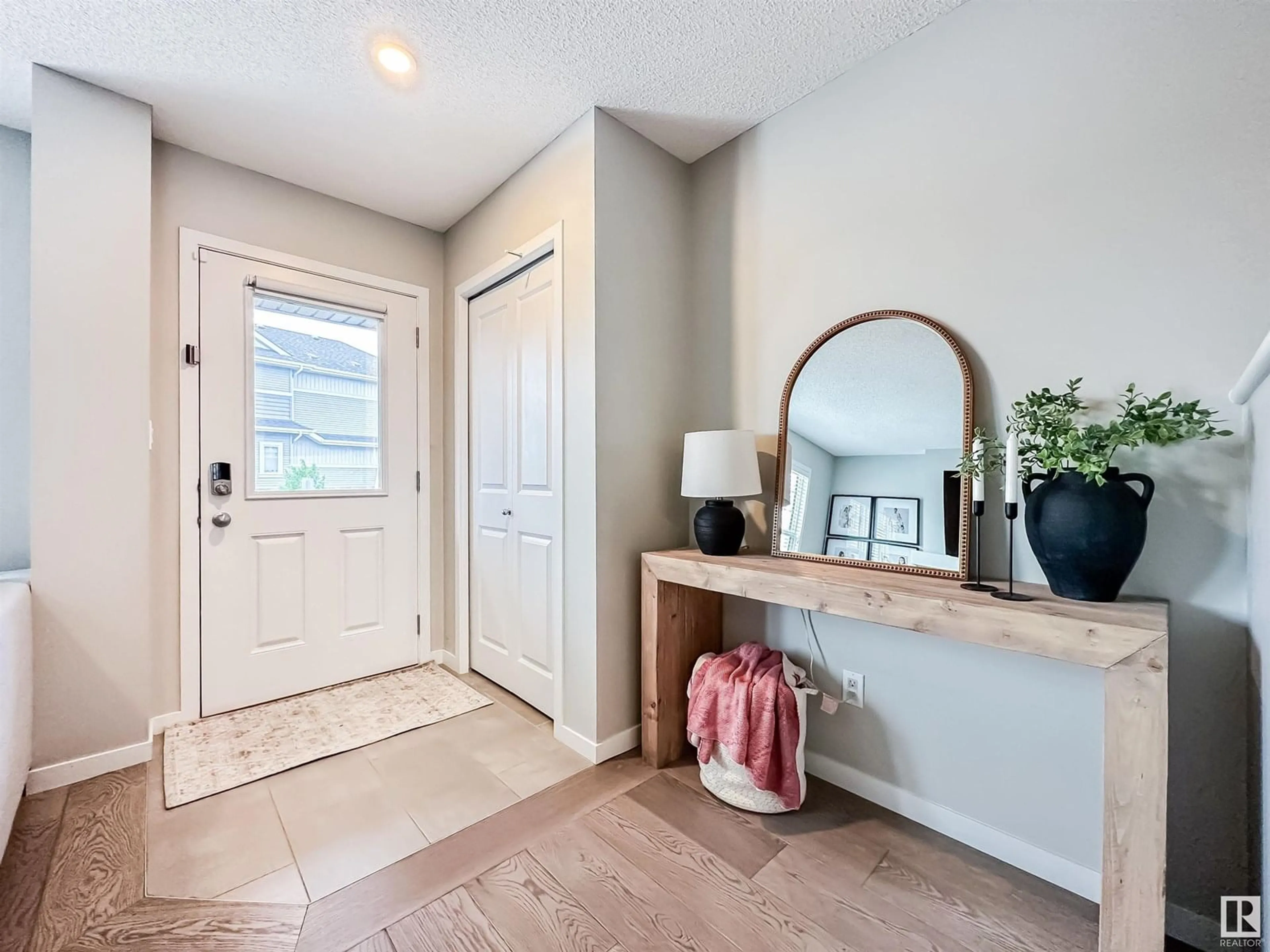 Indoor entryway for 2513 PRICE WY, Edmonton Alberta T6W3W1
