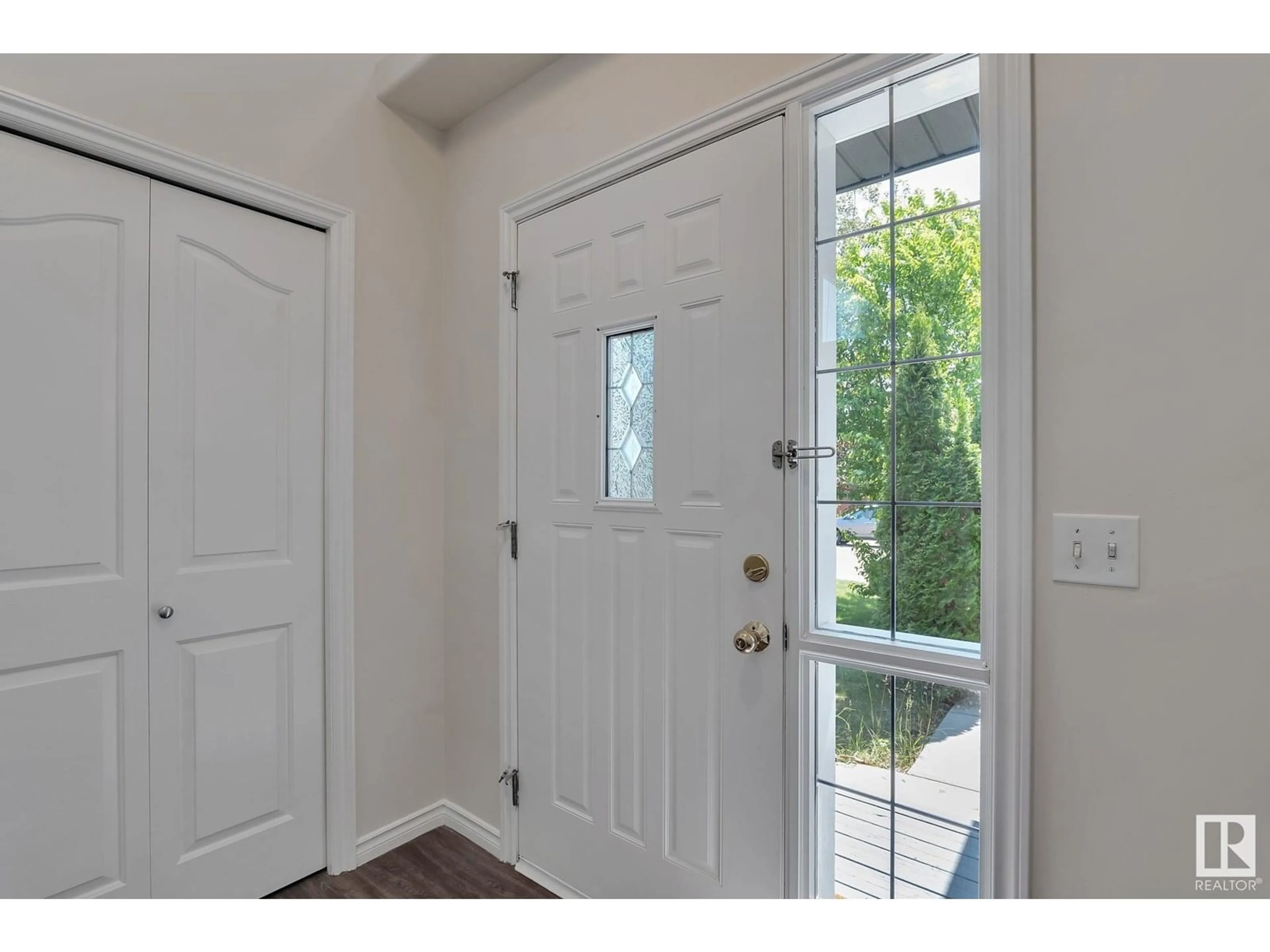 Indoor entryway for 2024 35A AV, Edmonton Alberta T6T1Y2