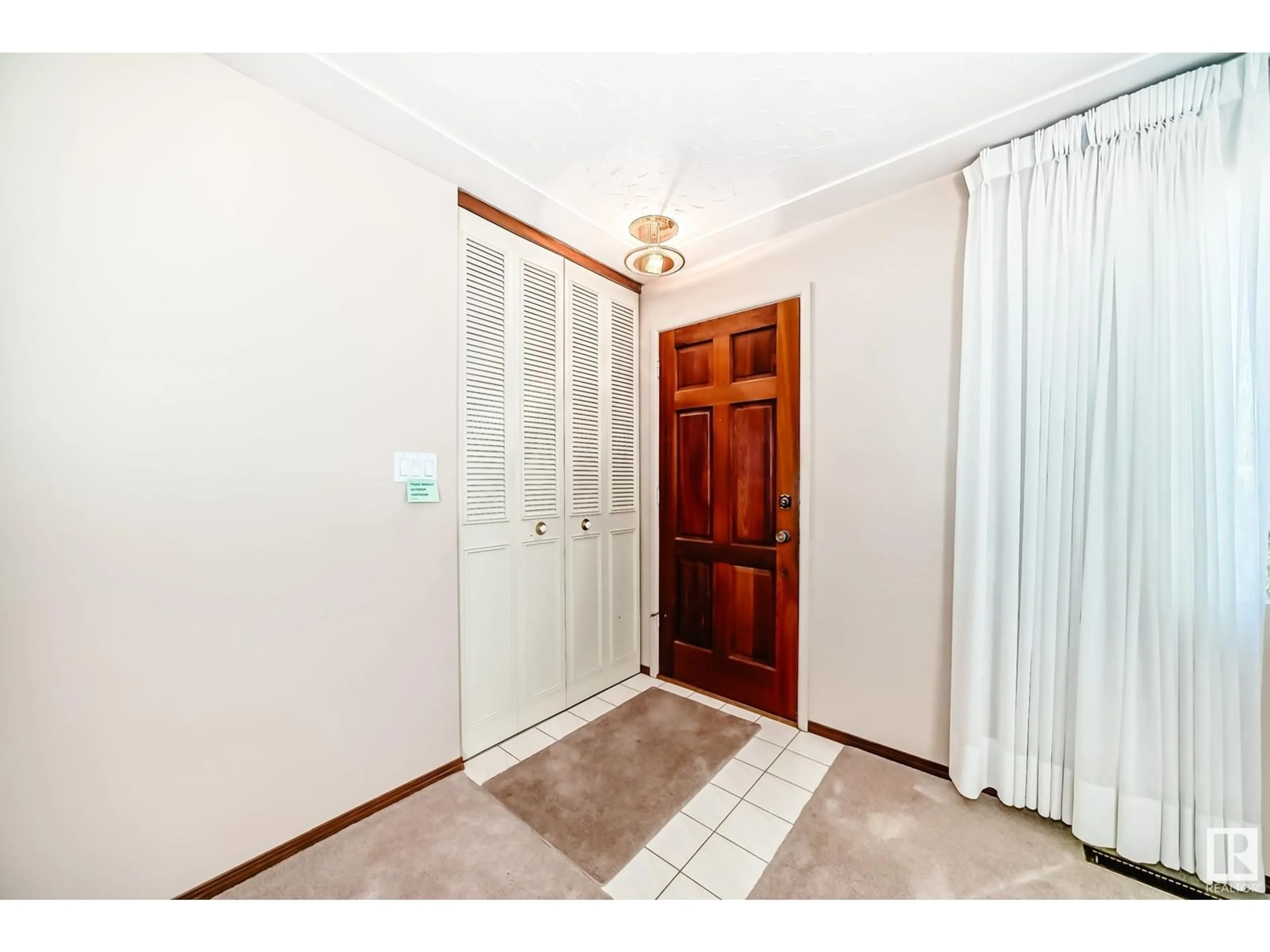 Indoor entryway for 10923 135A AV, Edmonton Alberta T5E1T2