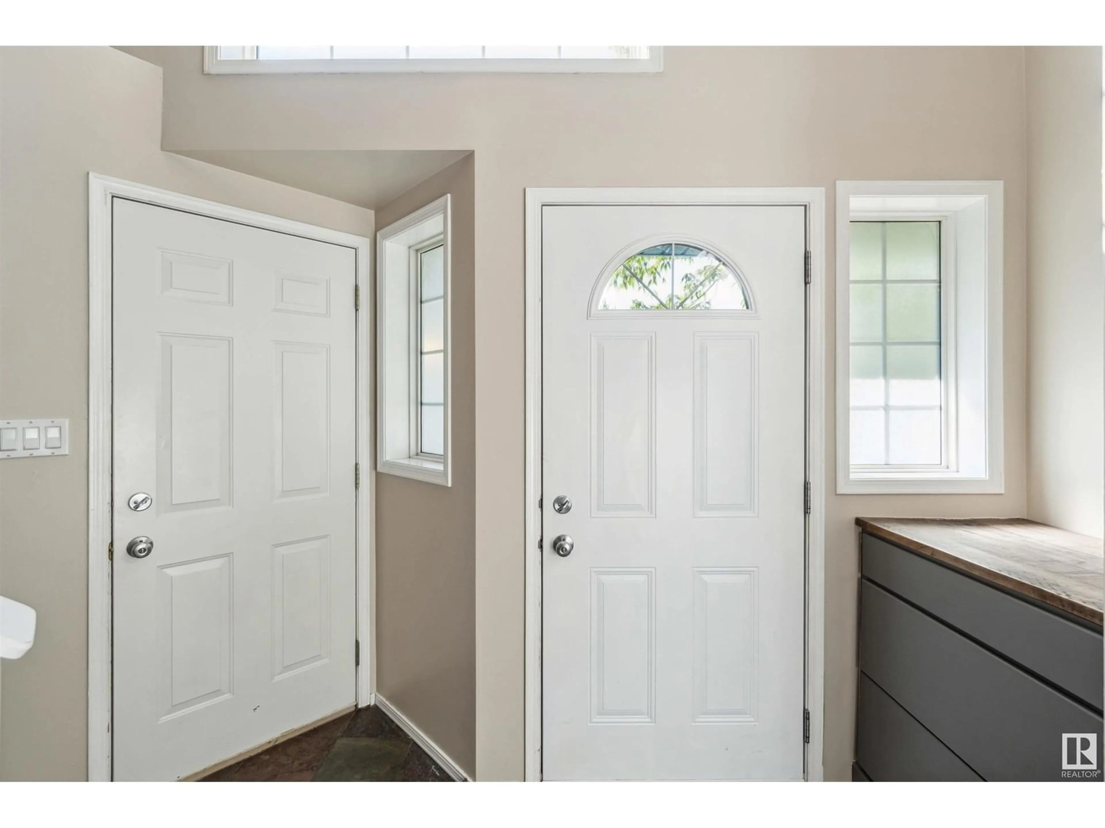 Indoor entryway for 56 OAKRIDIDGE DR, St. Albert Alberta T8N6H9