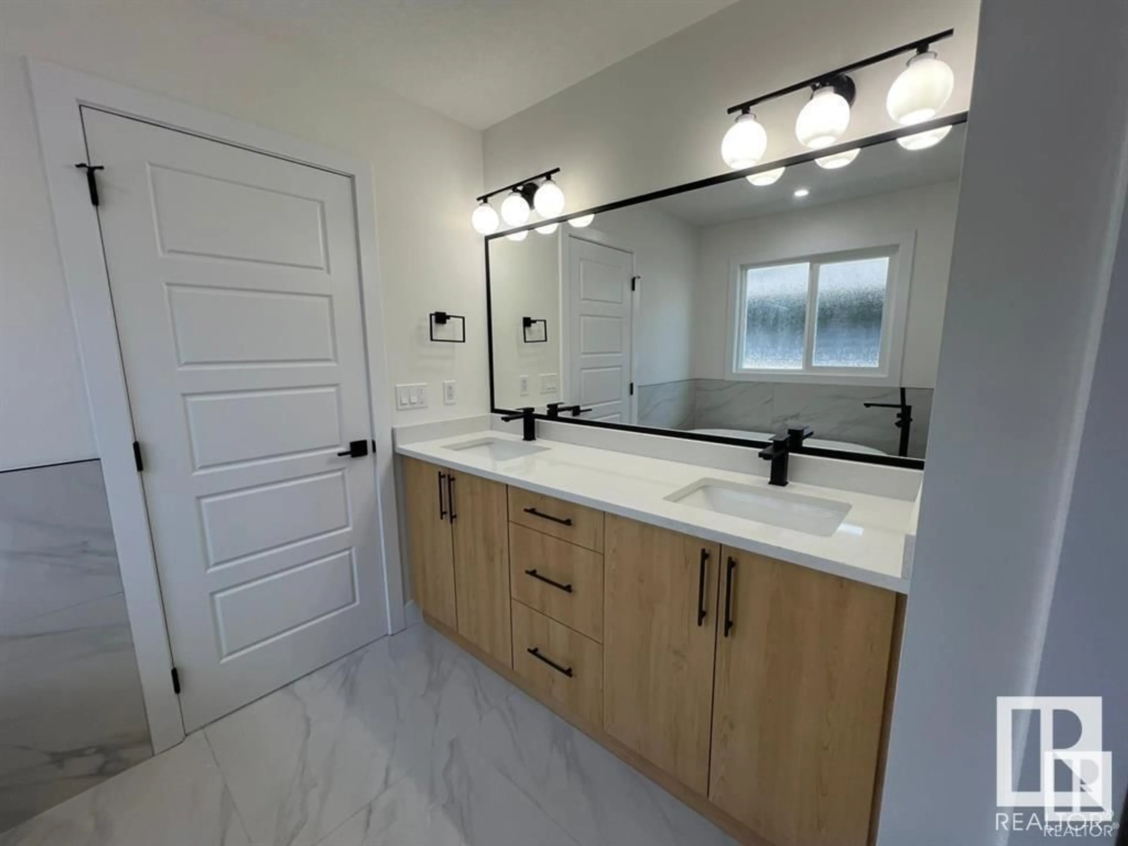 Contemporary bathroom, ceramic/tile floor for 43 ROSA CR, St. Albert Alberta T8N8B7