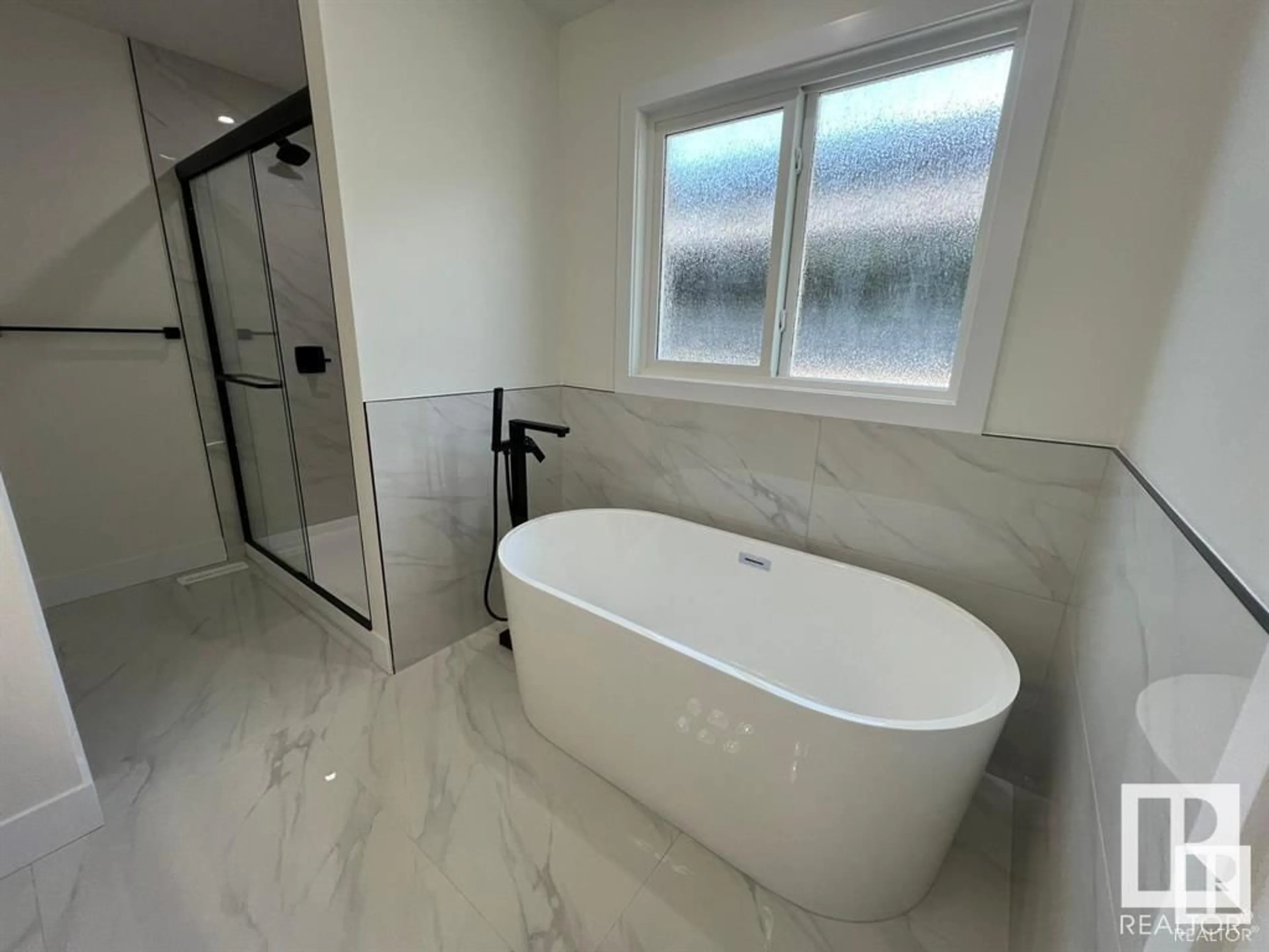 Contemporary bathroom, ceramic/tile floor for 43 ROSA CR, St. Albert Alberta T8N8B7