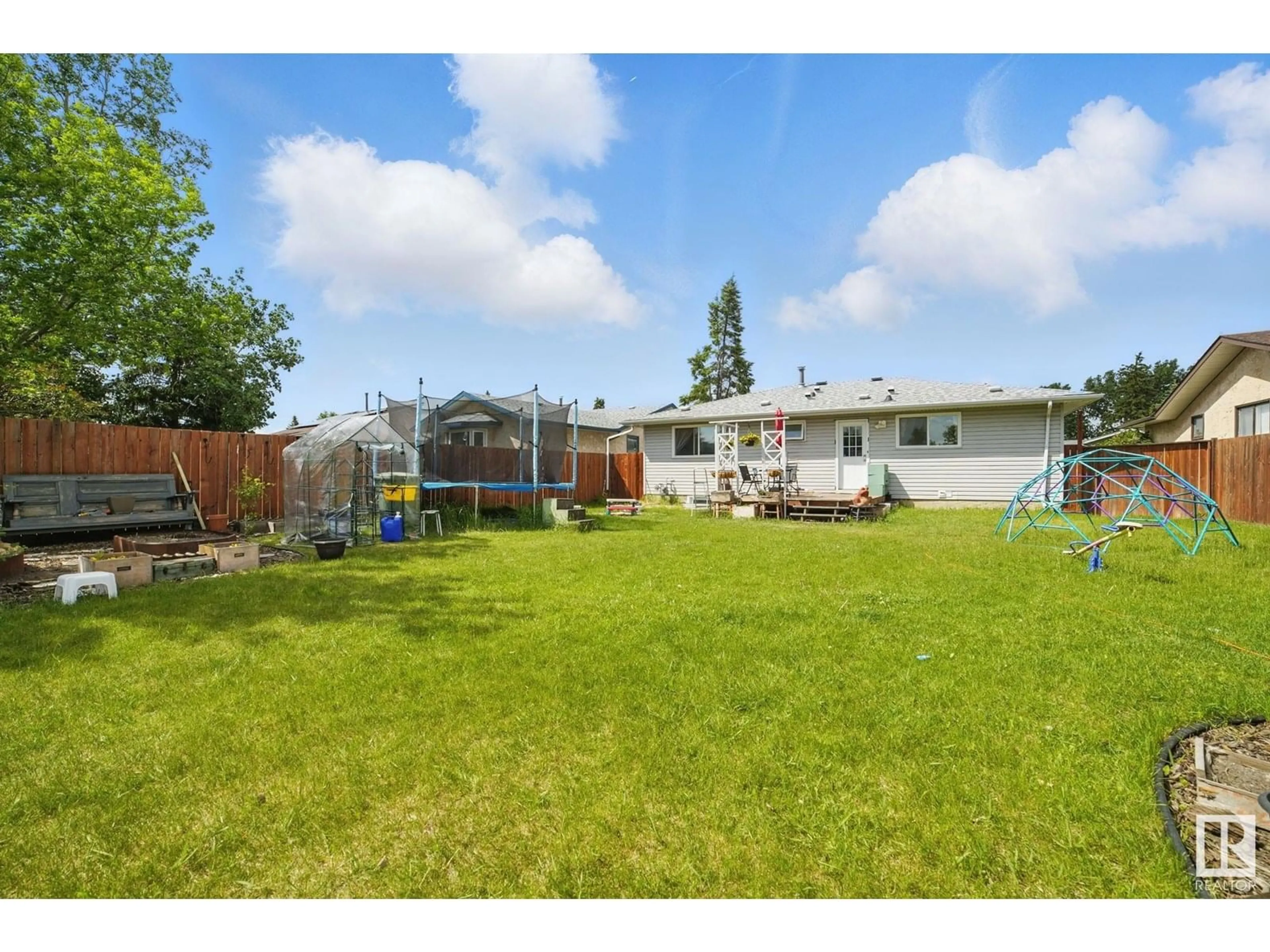 A pic from outside/outdoor area/front of a property/back of a property/a pic from drone, unknown for 4013 37 AV, Leduc Alberta T9E6E1