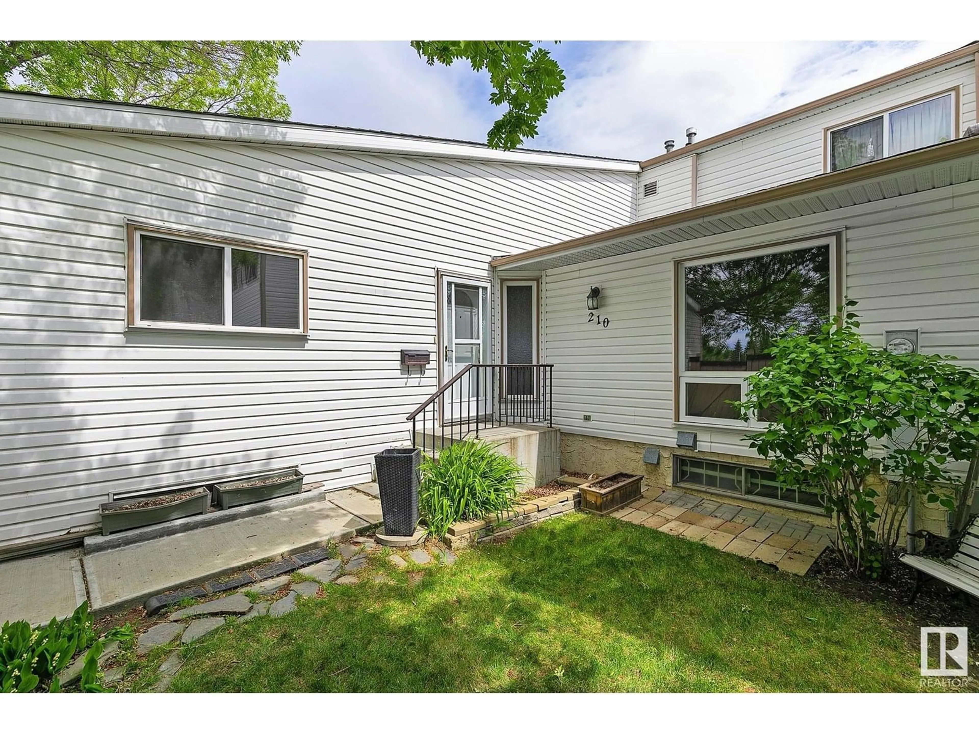 Patio, street for 210 MARLBOROUGH PL, Edmonton Alberta T5T1Y6