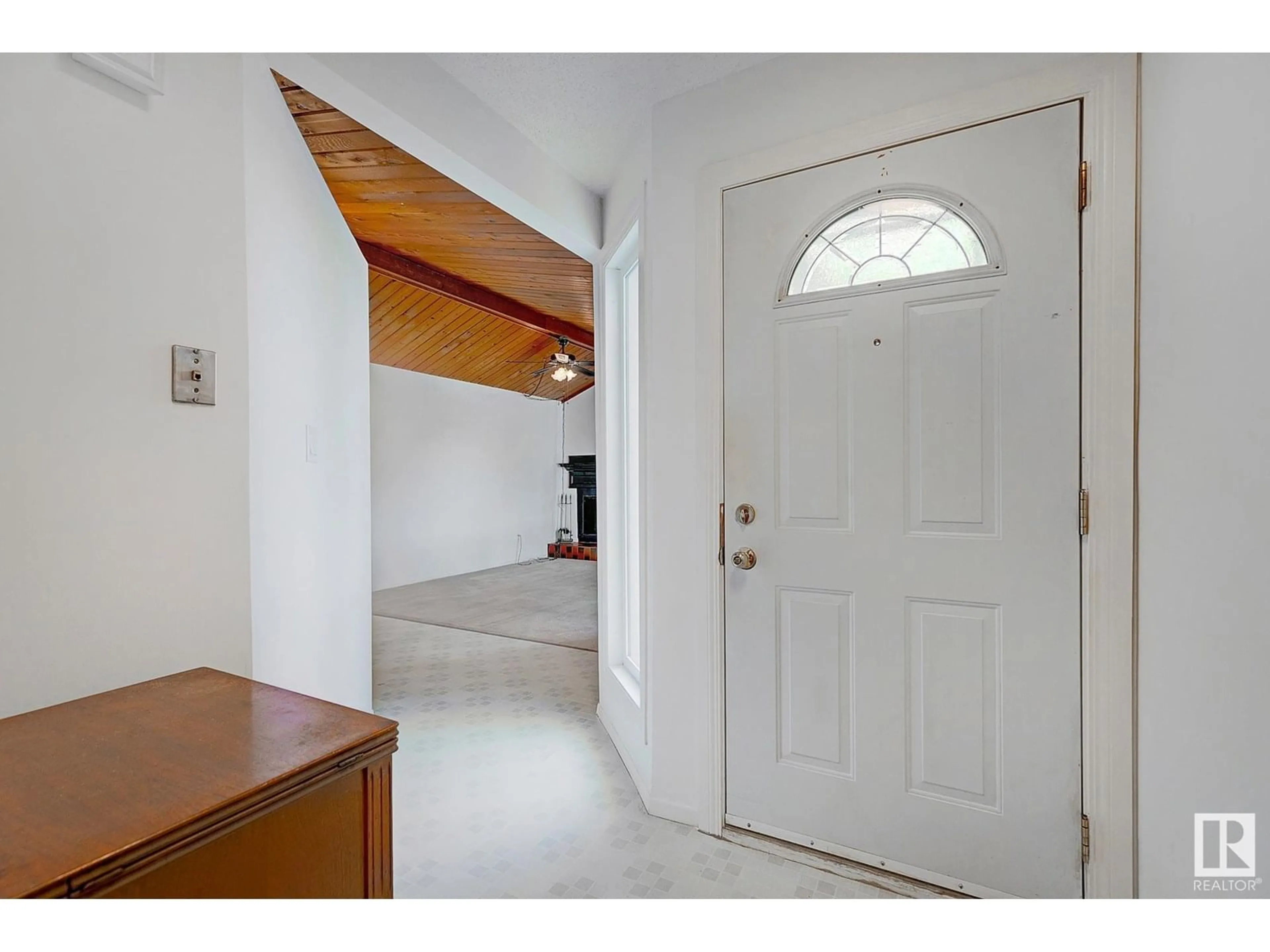 Indoor entryway for 210 MARLBOROUGH PL, Edmonton Alberta T5T1Y6