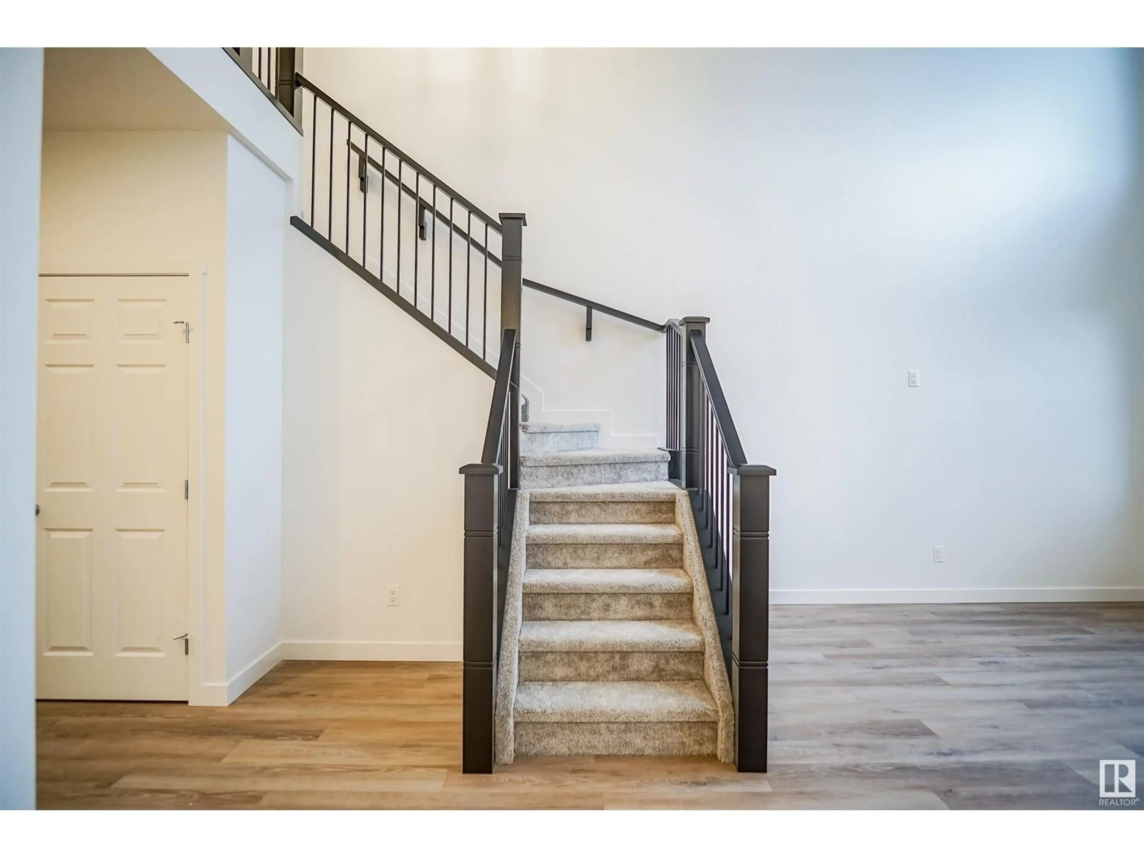 Stairs for 133 SUNLAND WY, Sherwood Park Alberta T8H2Y7