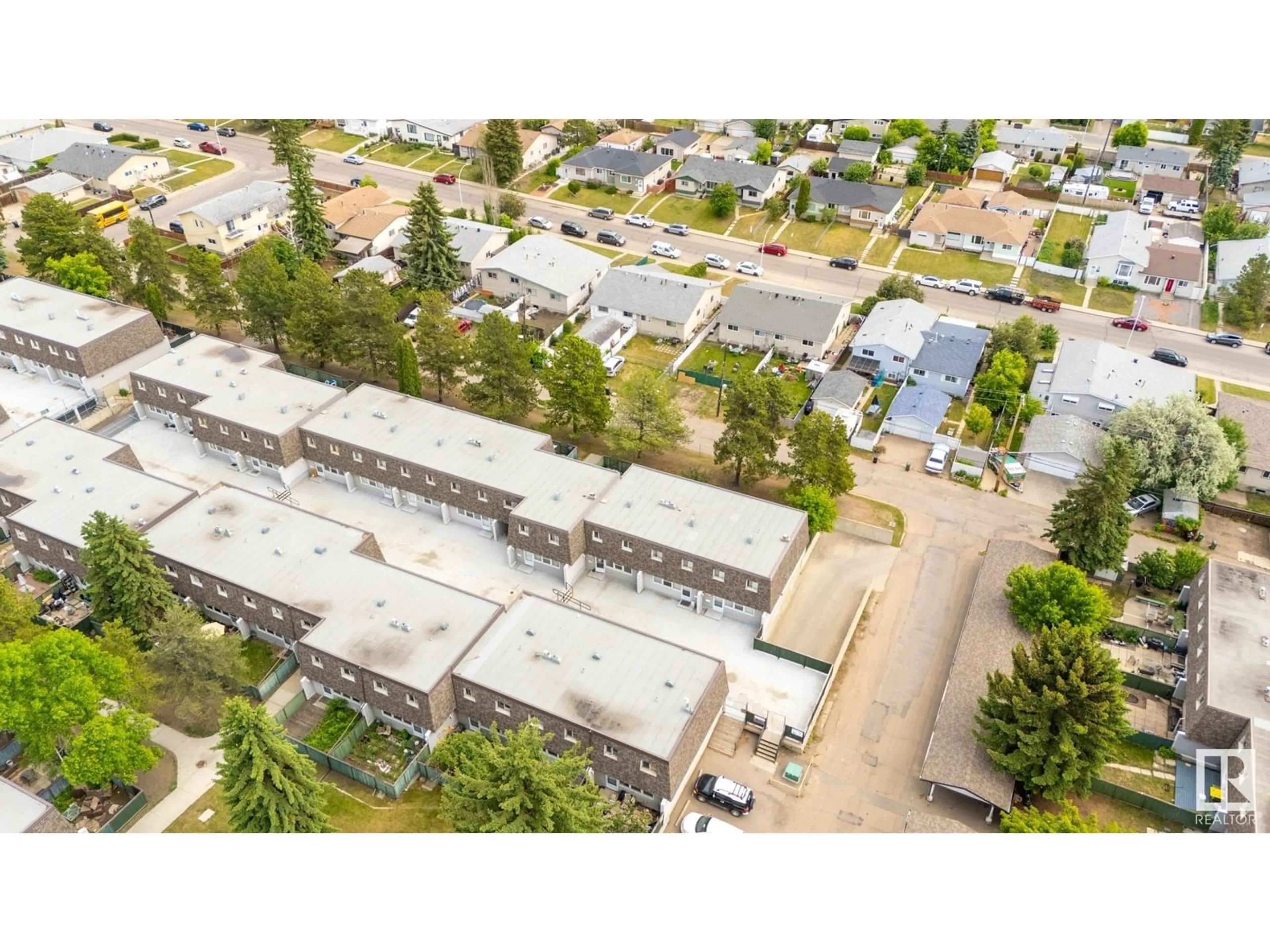 A pic from outside/outdoor area/front of a property/back of a property/a pic from drone, building for NW - 421 VILLAGE ON THE GREEN GR, Edmonton Alberta T5A1H2