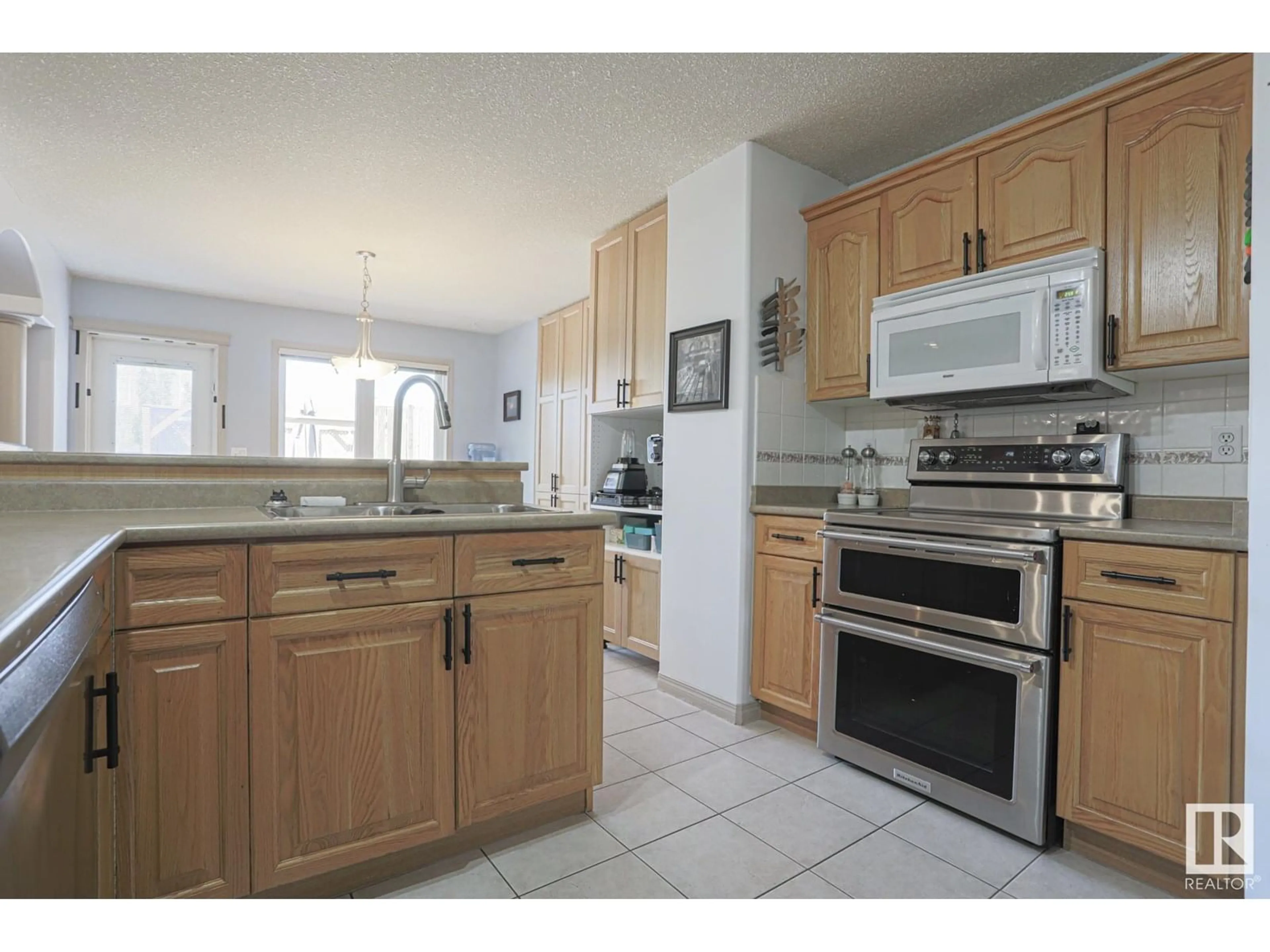 Standard kitchen, ceramic/tile floor for 479 OZERNA RD, Edmonton Alberta T5Z3P8