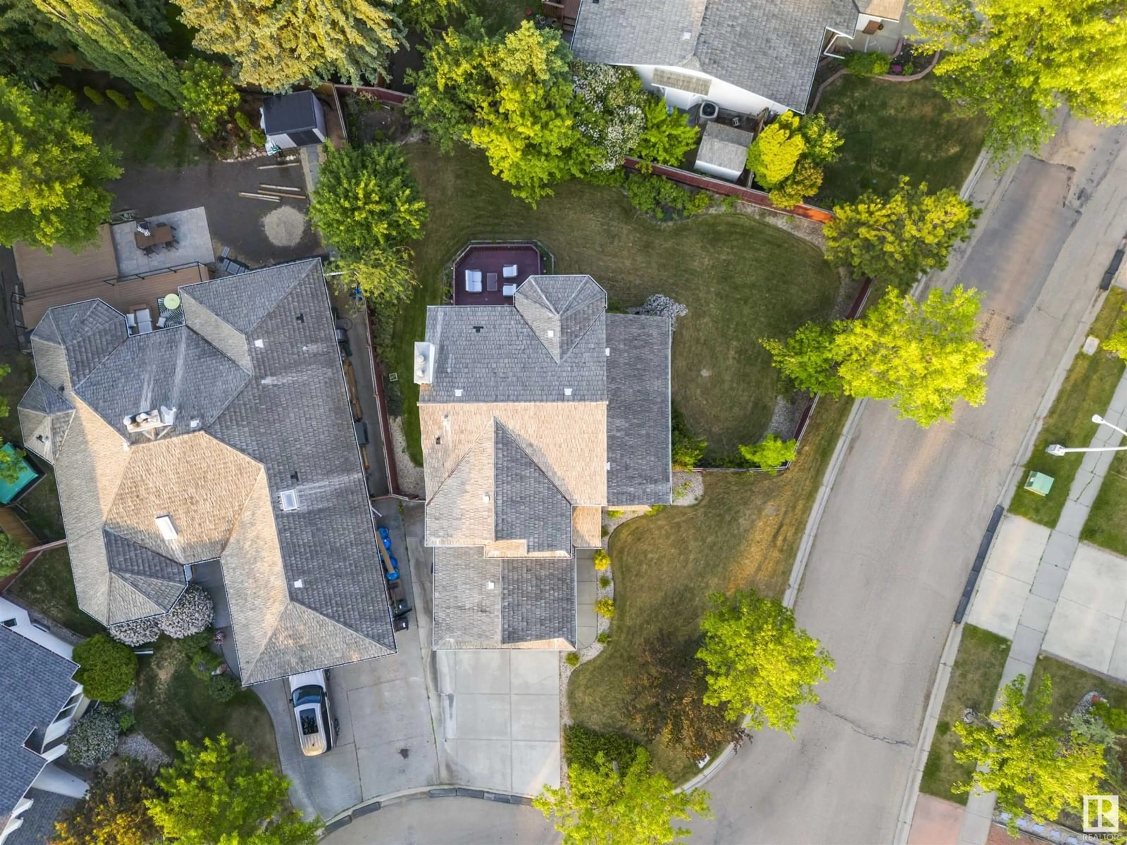 A pic from outside/outdoor area/front of a property/back of a property/a pic from drone, street for 604 BURGESS CL, Edmonton Alberta T6R1Z7