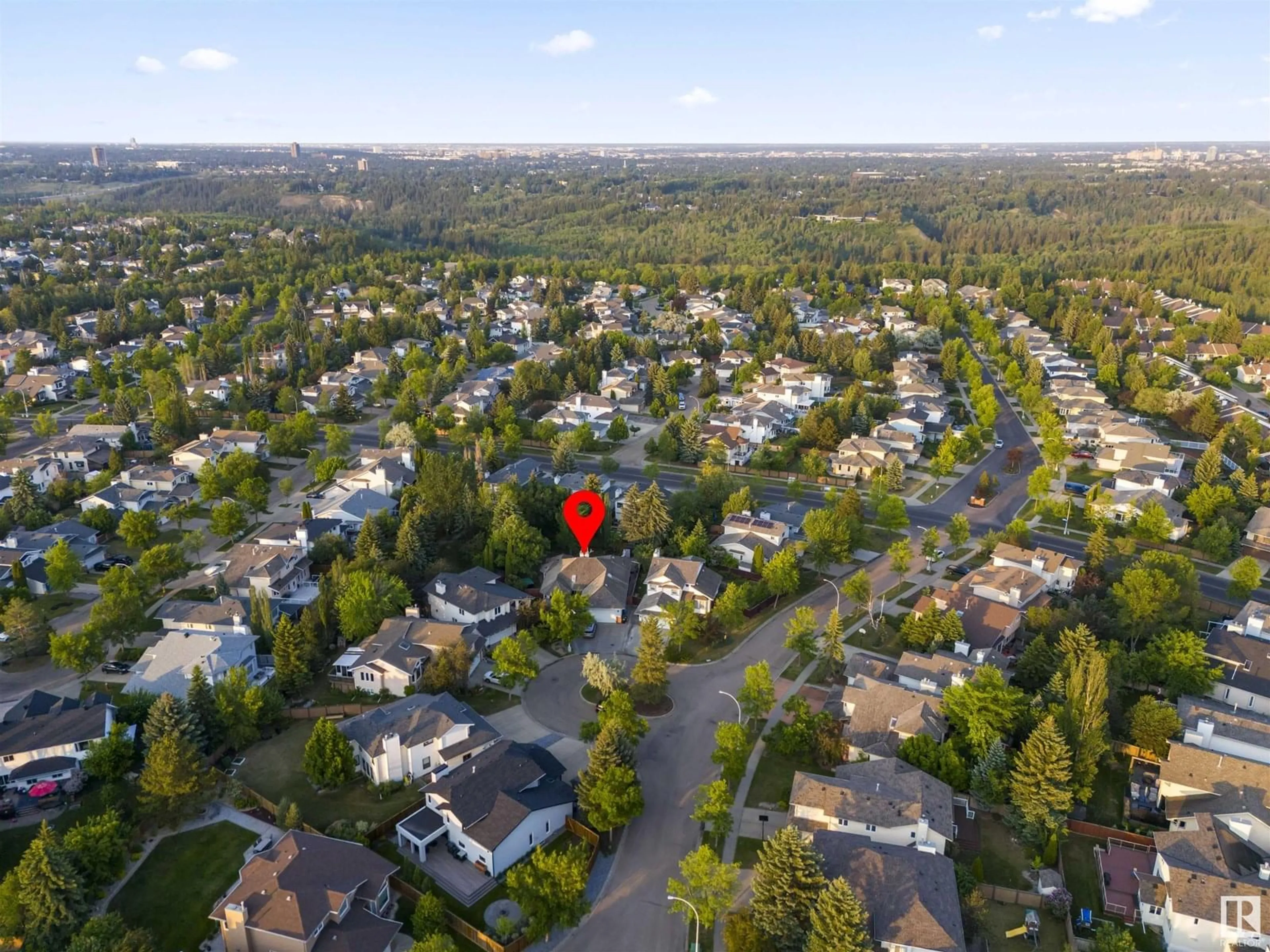 A pic from outside/outdoor area/front of a property/back of a property/a pic from drone, unknown for 604 BURGESS CL, Edmonton Alberta T6R1Z7