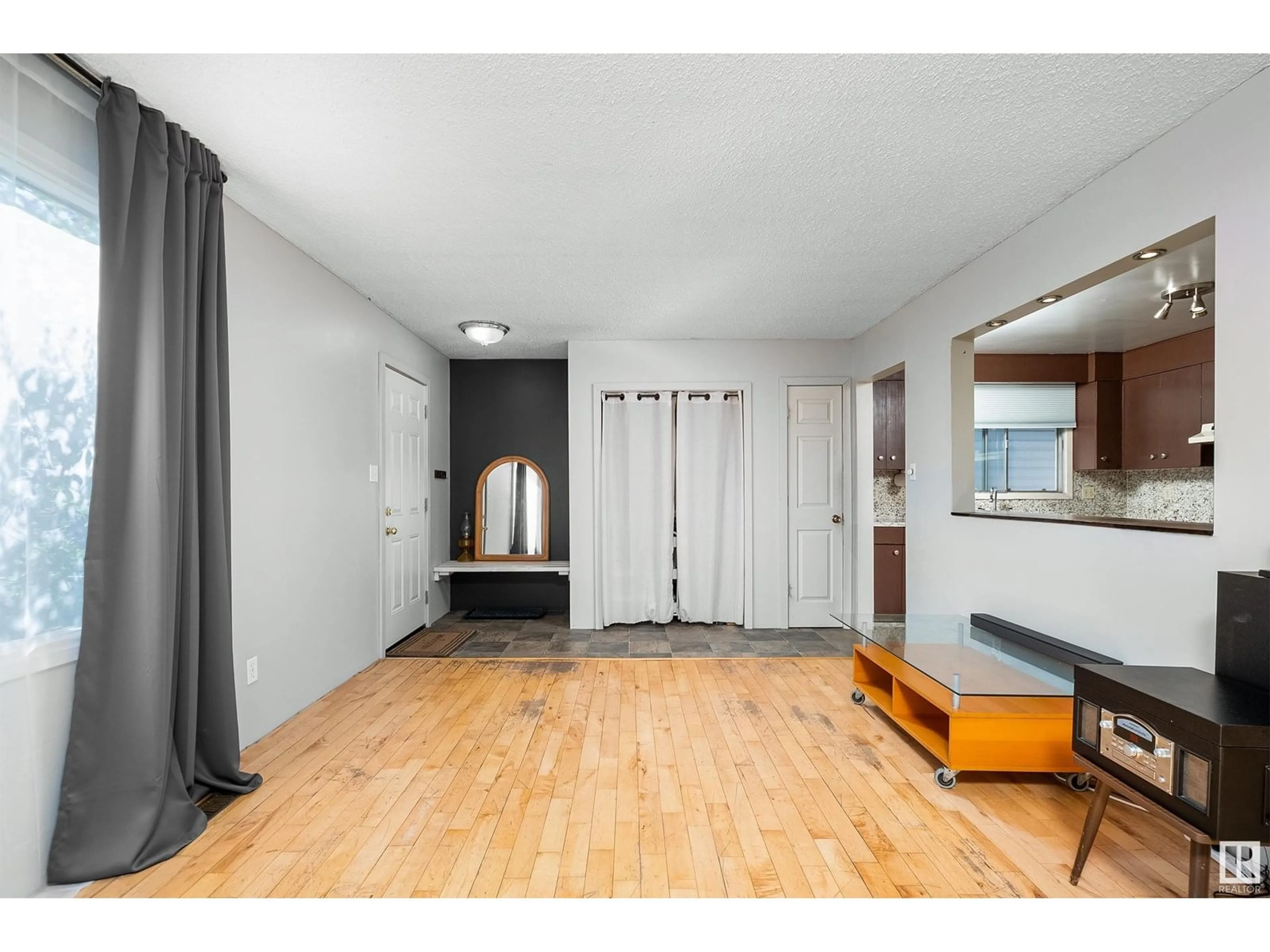 Indoor entryway for 11406 81 ST, Edmonton Alberta T5B2R6
