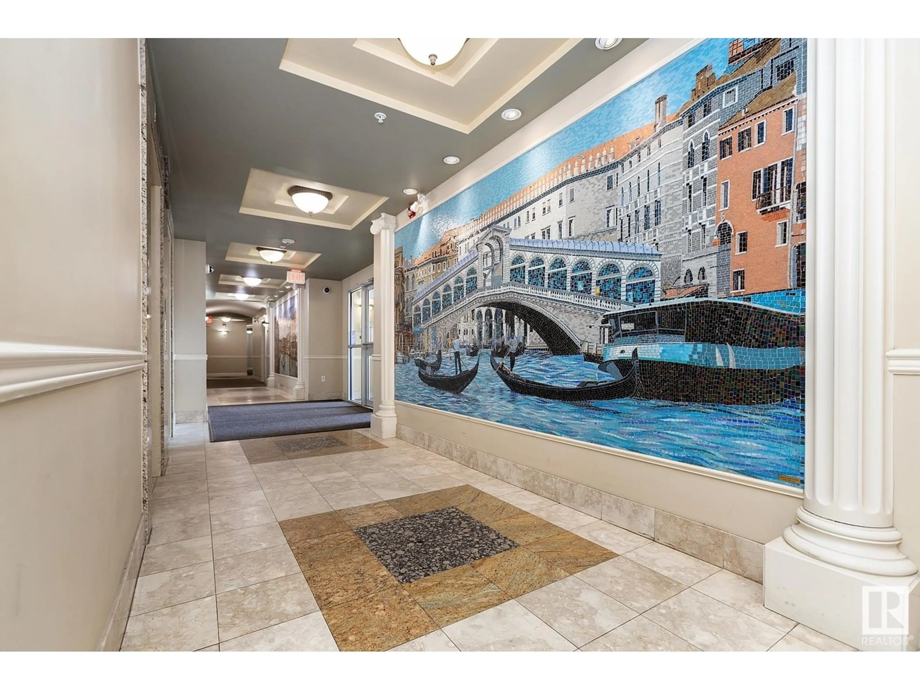 Indoor foyer for 316 10333 112 ST NW, Edmonton Alberta T5K0B4