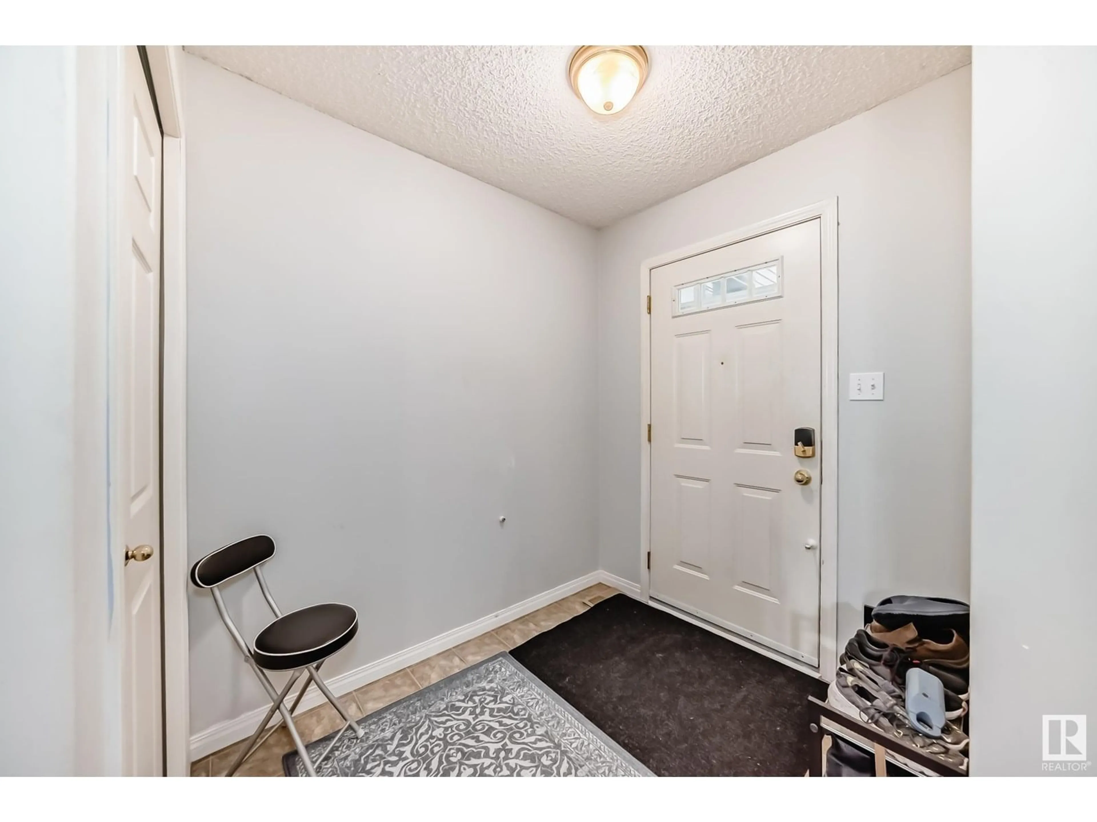 Indoor entryway for 206 85 ST, Edmonton Alberta T6X1H5