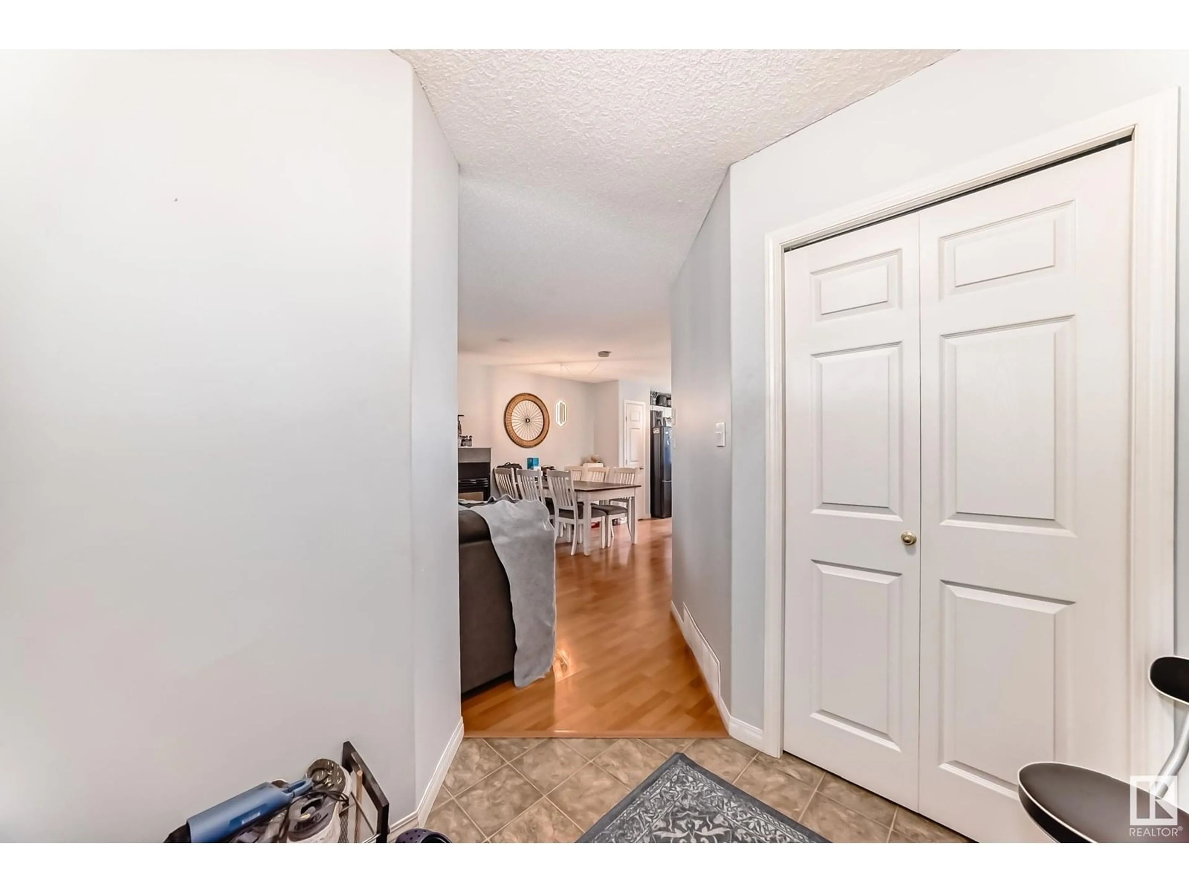 Indoor entryway for 206 85 ST, Edmonton Alberta T6X1H5