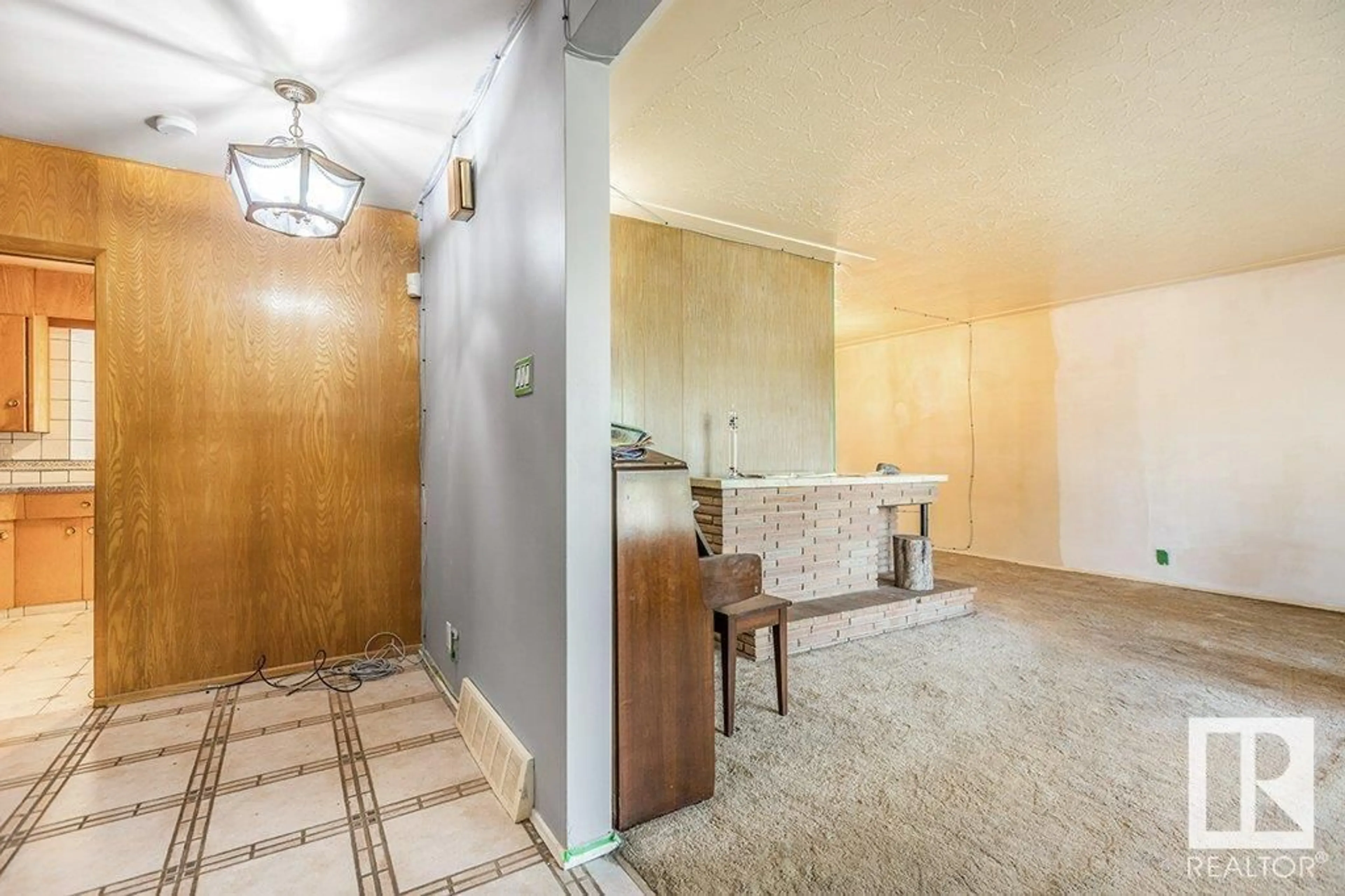 Indoor foyer for 14214 87 AV, Edmonton Alberta T5R4E2