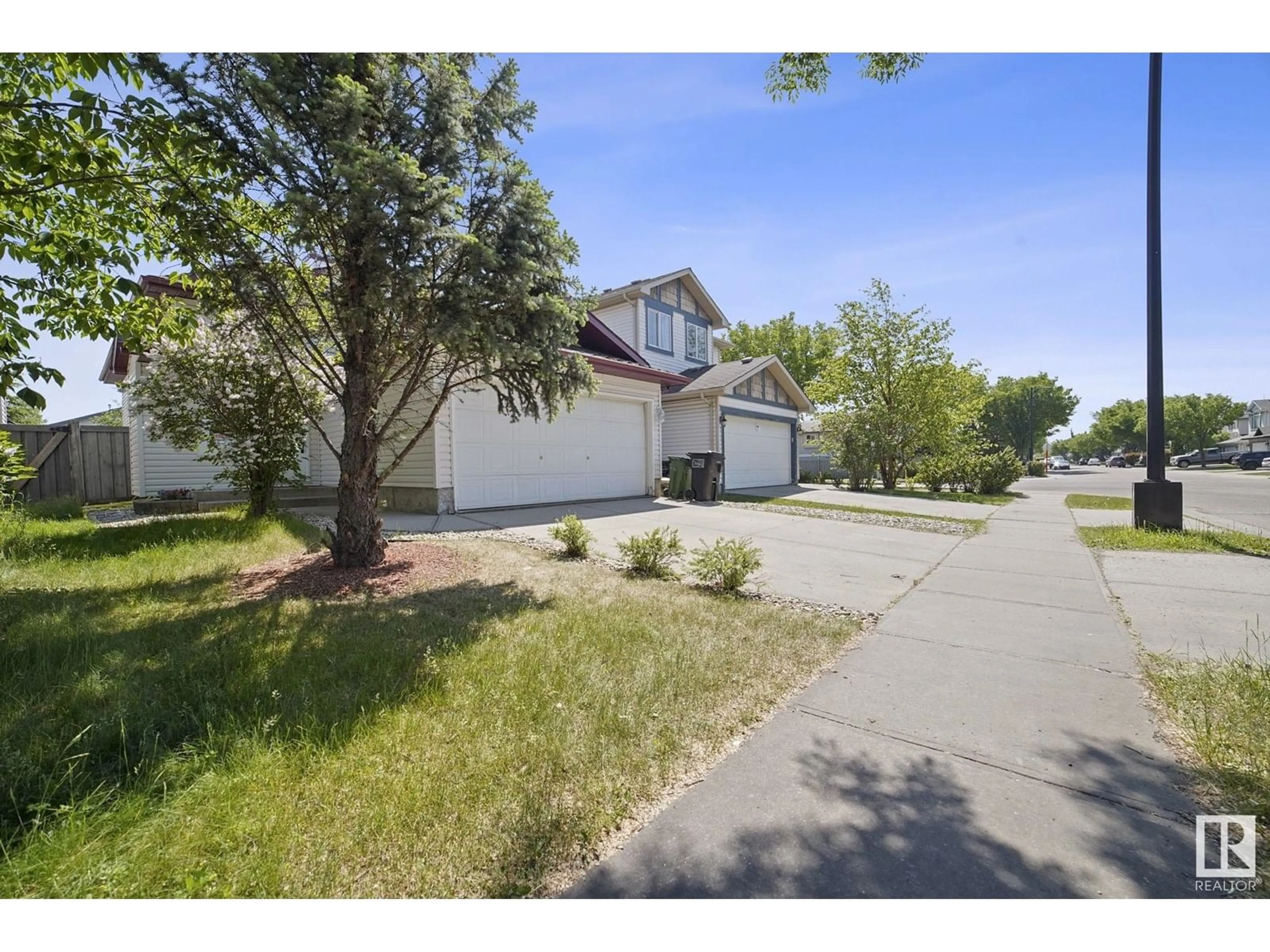 A pic from outside/outdoor area/front of a property/back of a property/a pic from drone, street for NW - 5207 201 ST, Edmonton Alberta T6M2V9