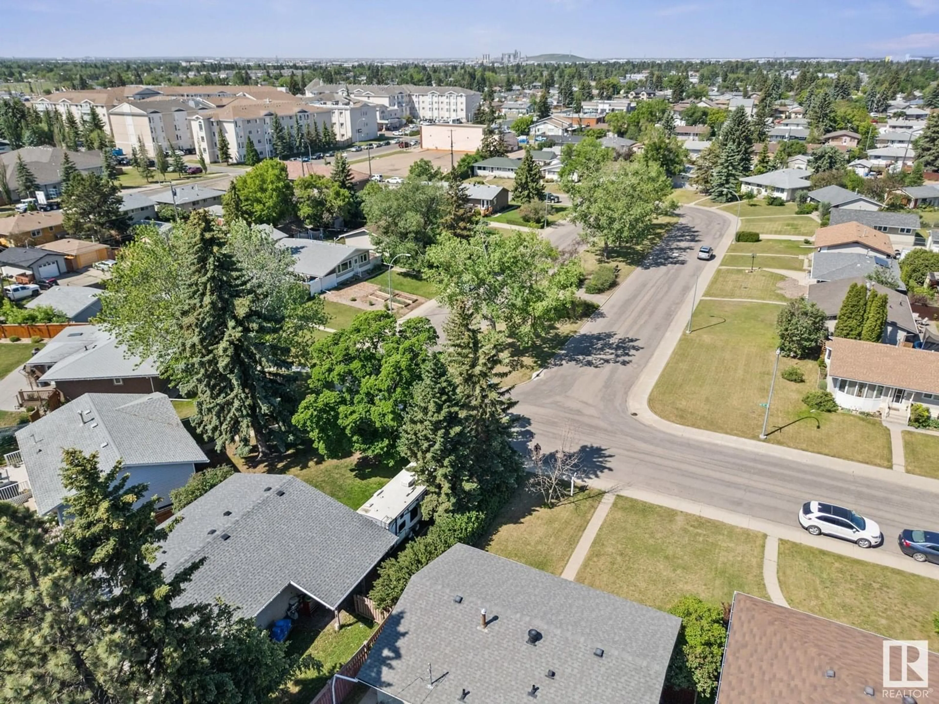 A pic from outside/outdoor area/front of a property/back of a property/a pic from drone, street for 13519 124 ST, Edmonton Alberta T5L0R7