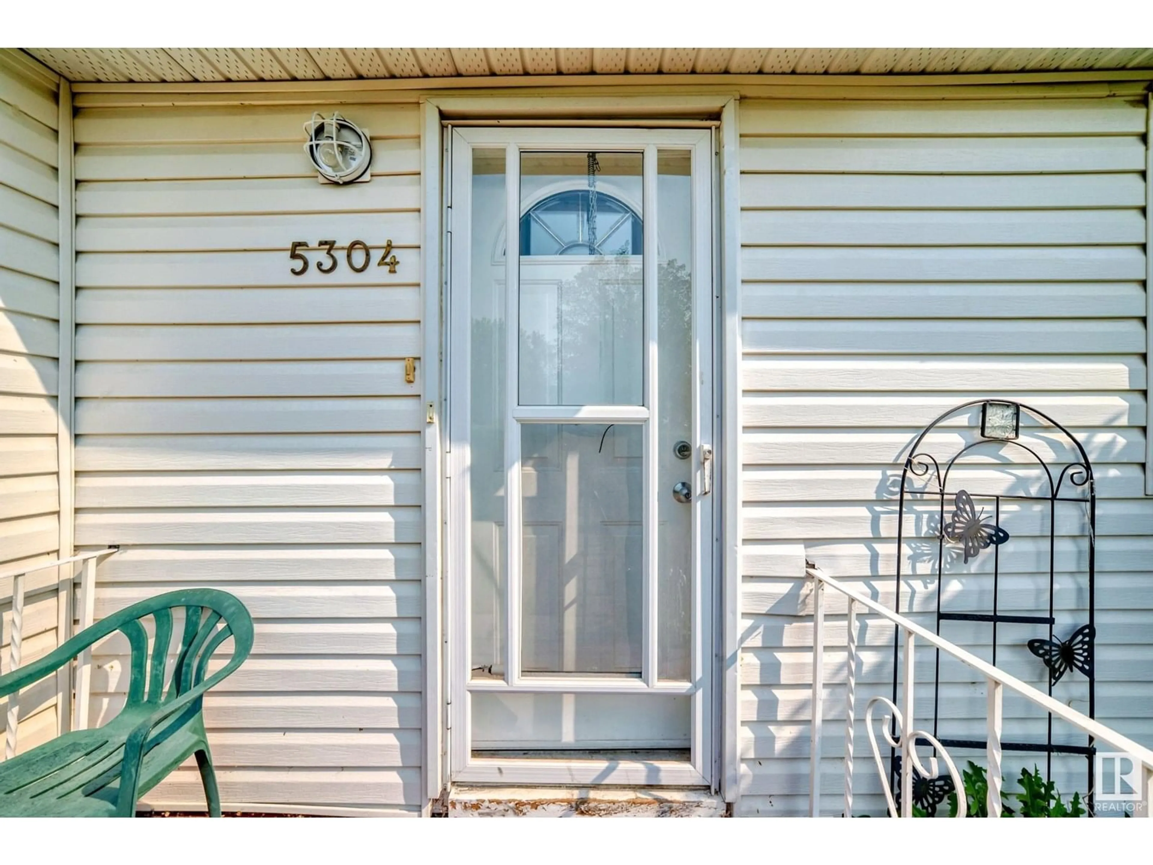 Indoor entryway for 5304 53 AV, Redwater Alberta T0A2W0