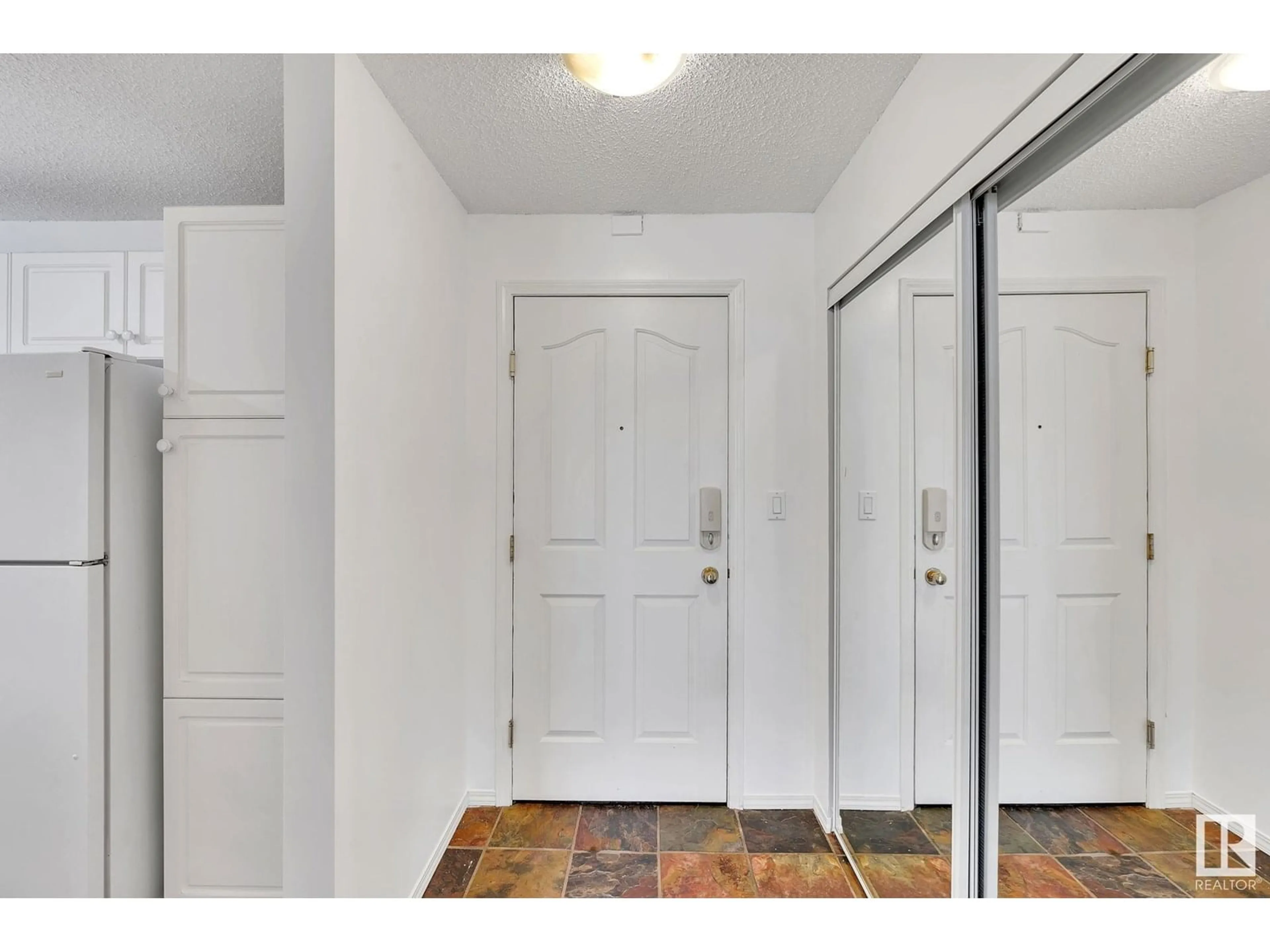 Indoor entryway for 317 17459 98A AV, Edmonton Alberta T5T6M4