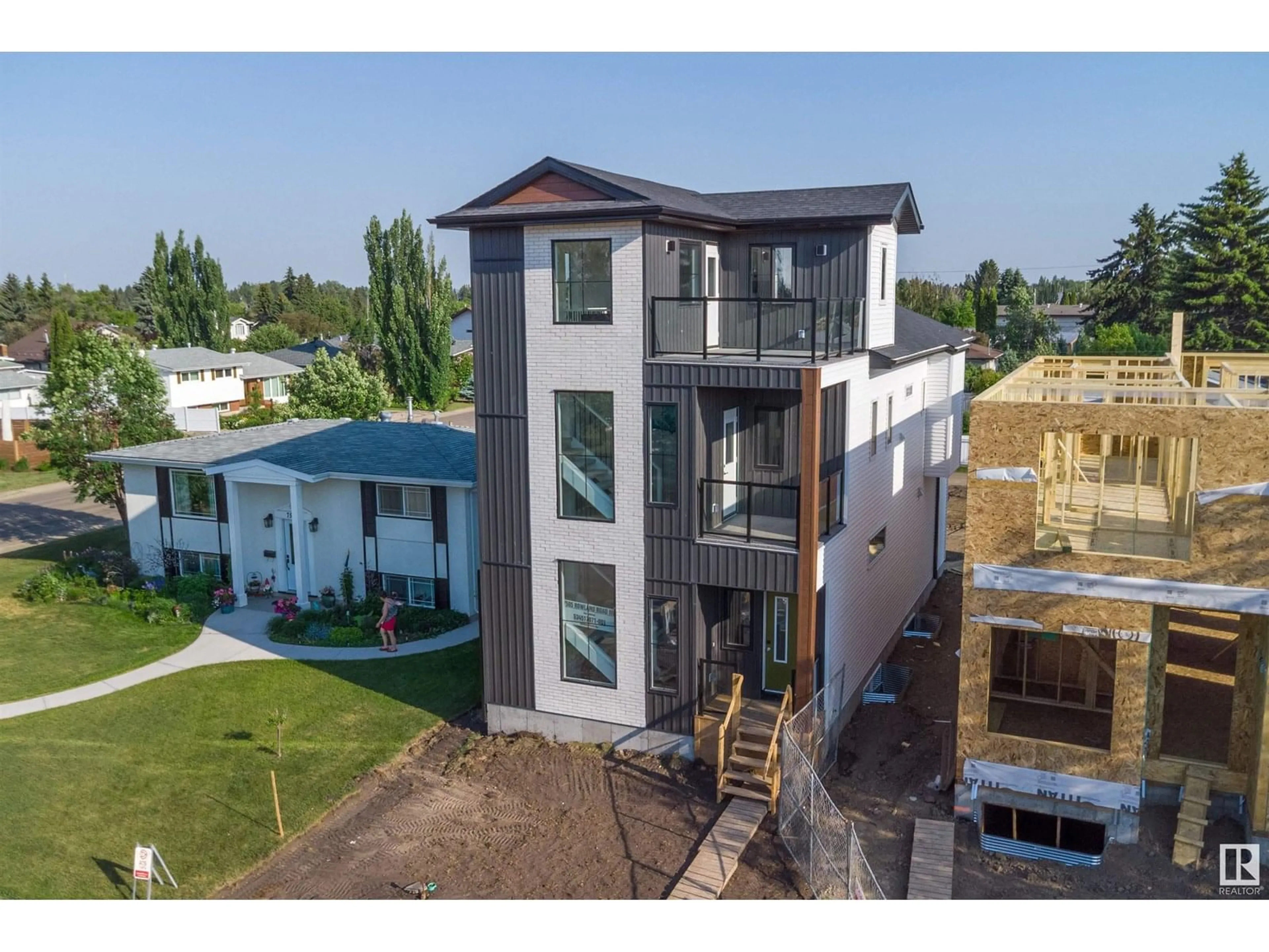 A pic from outside/outdoor area/front of a property/back of a property/a pic from drone, building for 7505 ROWLAND RD, Edmonton Alberta T6A3W4