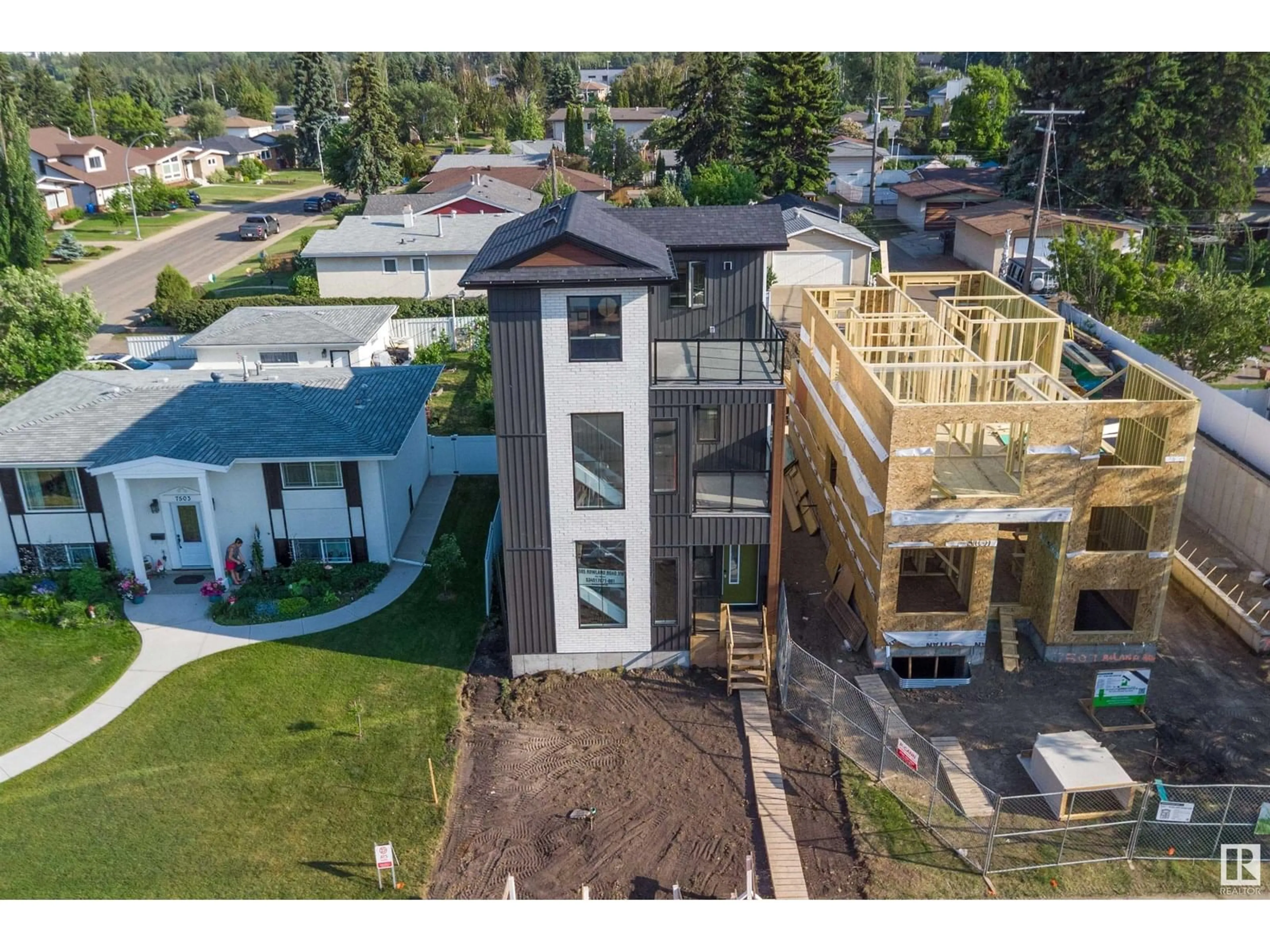 A pic from outside/outdoor area/front of a property/back of a property/a pic from drone, building for 7505 ROWLAND RD, Edmonton Alberta T6A3W4