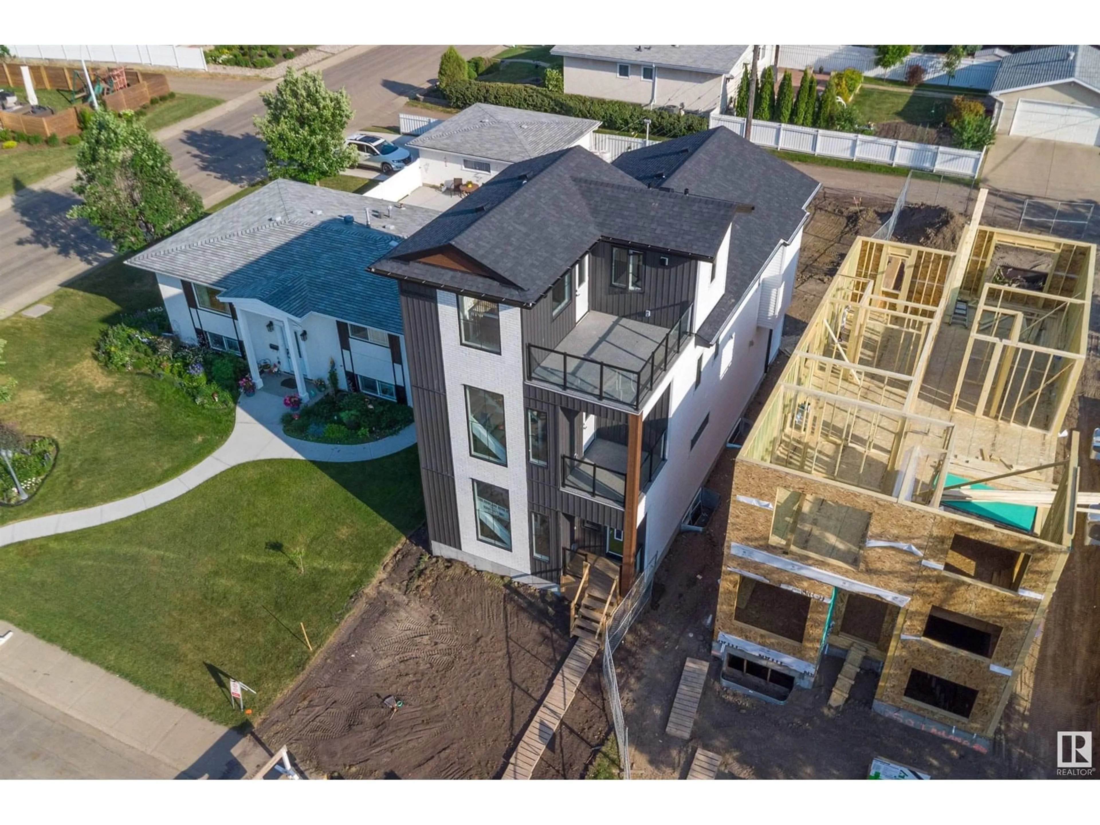 A pic from outside/outdoor area/front of a property/back of a property/a pic from drone, building for 7505 ROWLAND RD, Edmonton Alberta T6A3W4